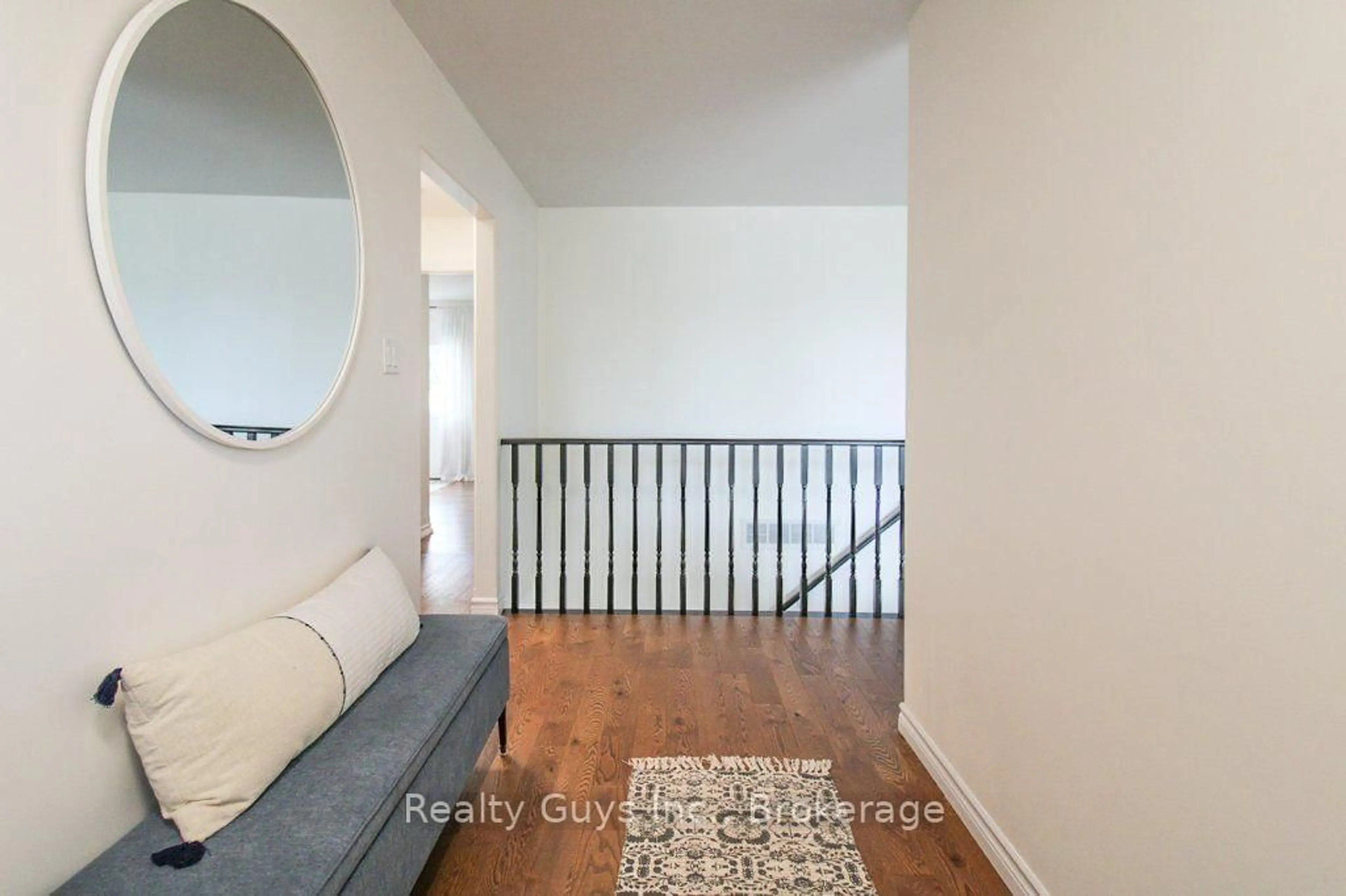 Indoor entryway for 401 Bianco Cres, Peterborough Ontario K9K 0A3