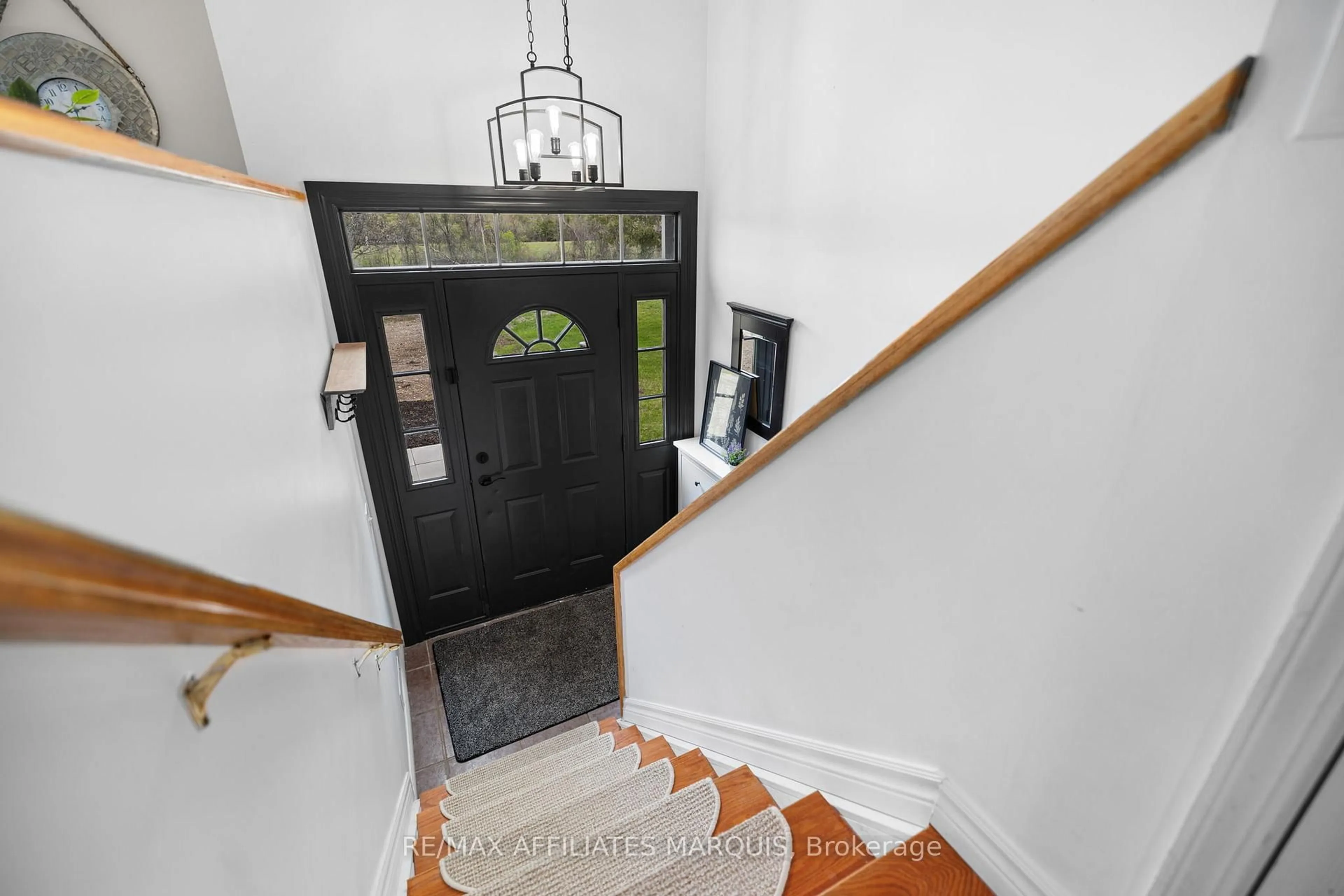Indoor foyer for 462 Highway 15 Rd, Rideau Lakes Ontario K7A 5B8