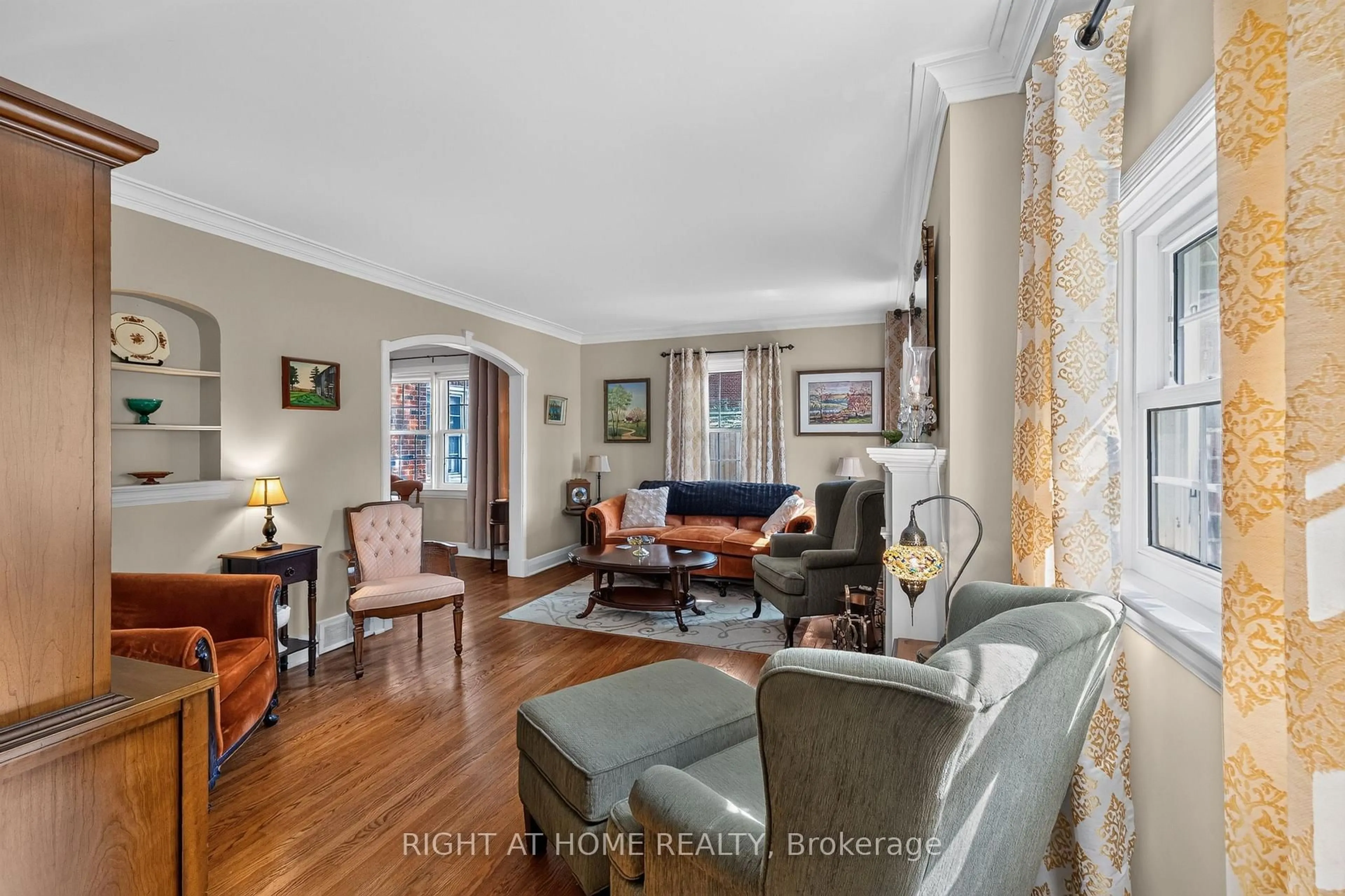 Living room with furniture, unknown for 335 Sunset Dr, Central Elgin Ontario N5R 3C6