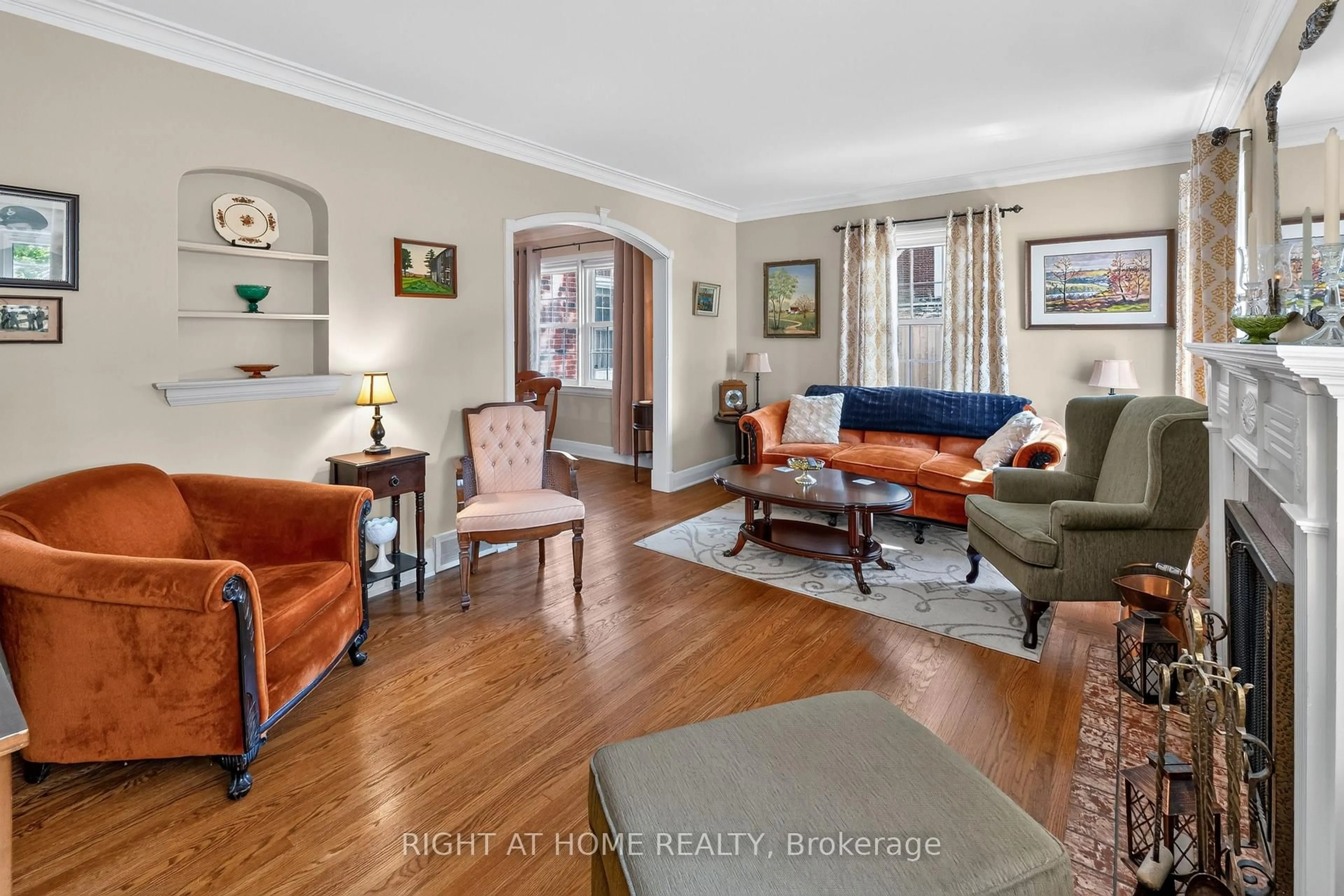 Living room with furniture, unknown for 335 Sunset Dr, Central Elgin Ontario N5R 3C6