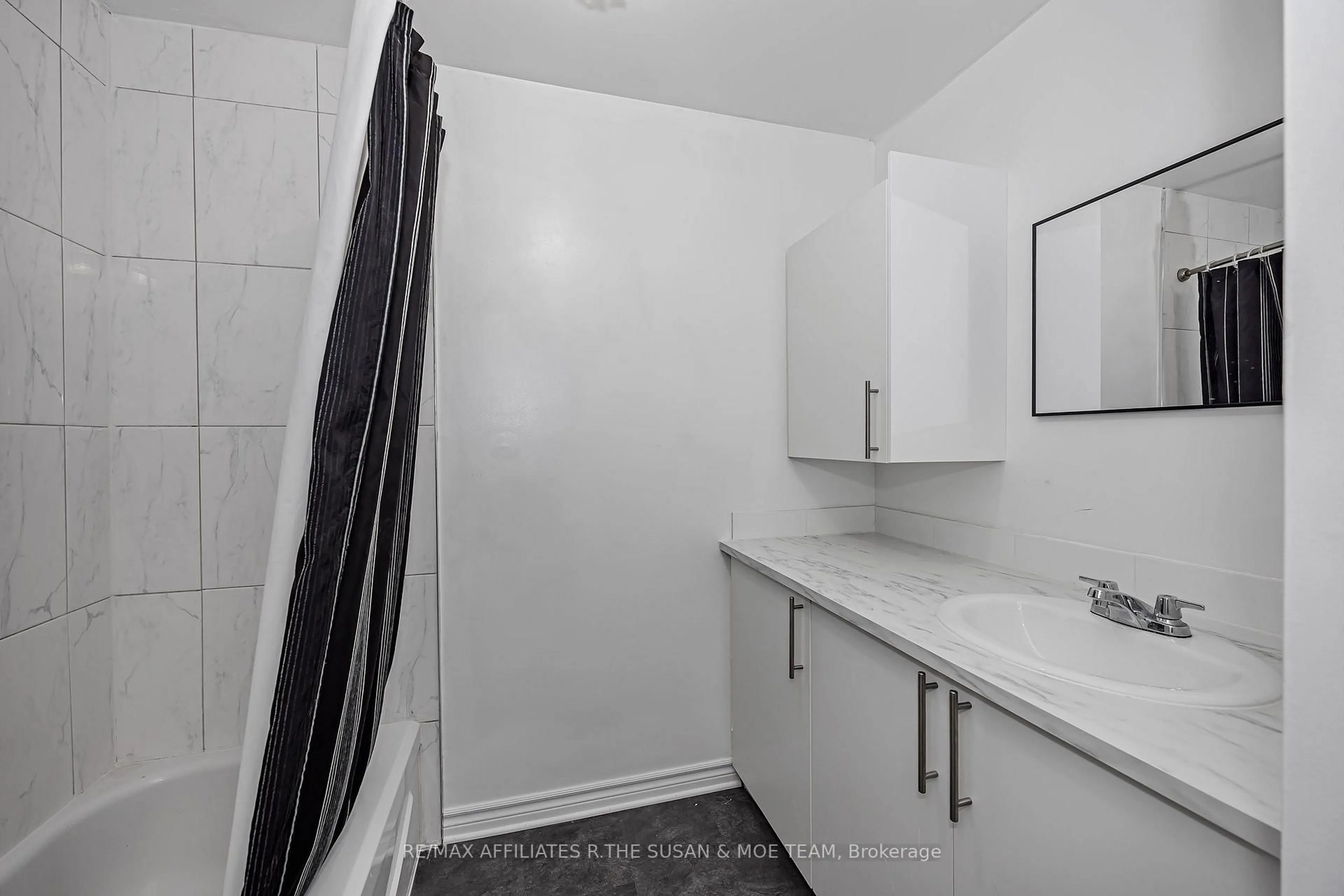 Standard bathroom, unknown for 500 Fenerty Crt #6, Ottawa Ontario K2L 3B1