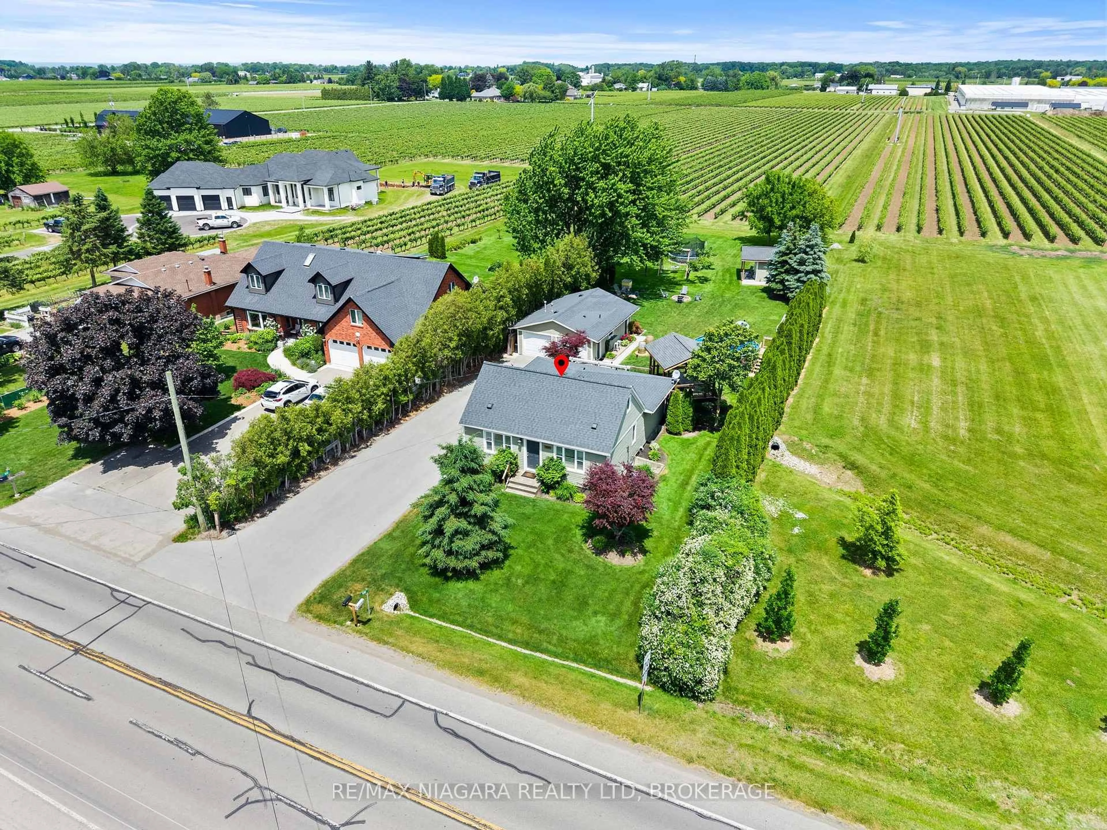 A pic from outside/outdoor area/front of a property/back of a property/a pic from drone, street for 848 East And West Line Rd, Niagara-on-the-Lake Ontario L0S 1J0