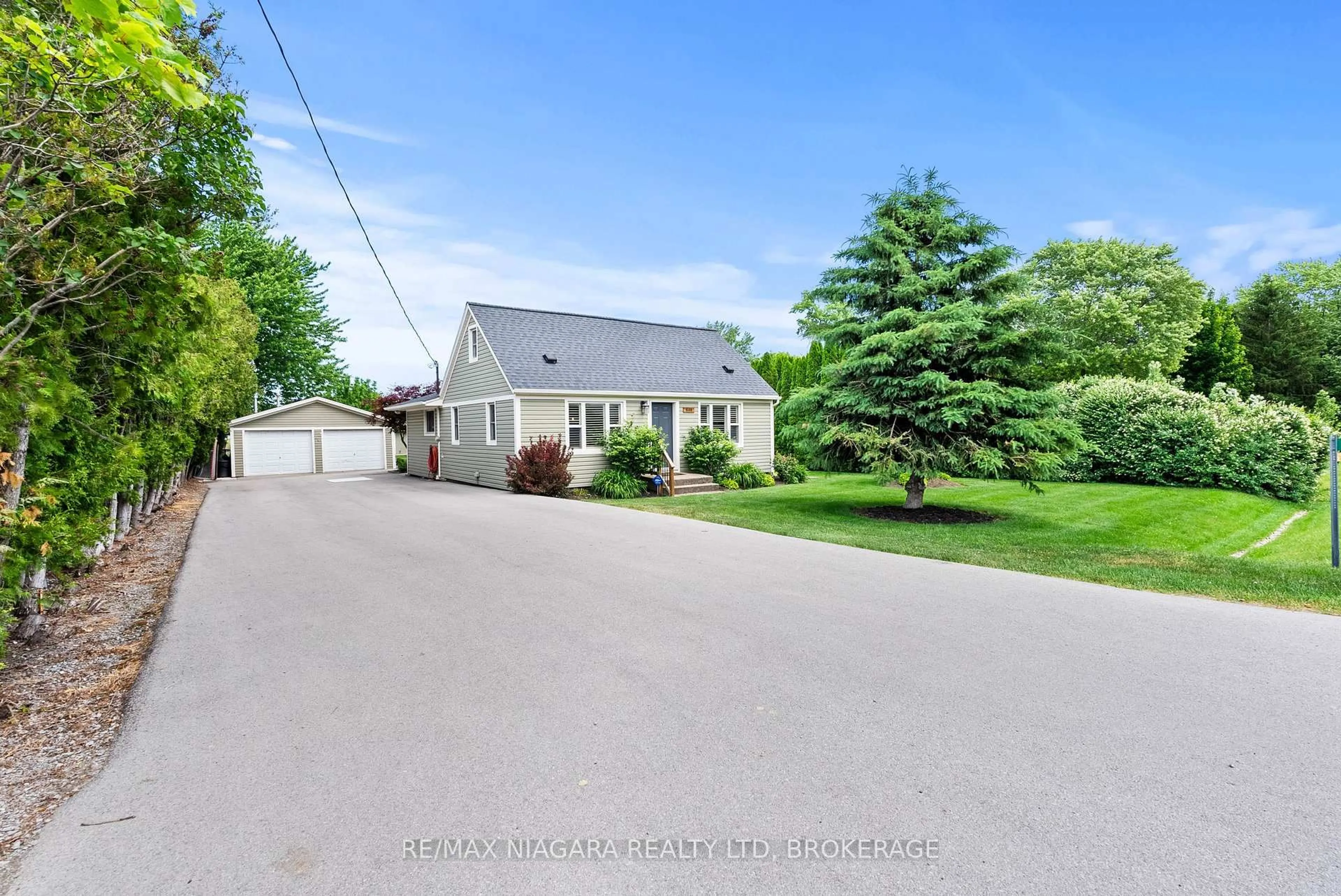 A pic from outside/outdoor area/front of a property/back of a property/a pic from drone, street for 848 East And West Line Rd, Niagara-on-the-Lake Ontario L0S 1J0