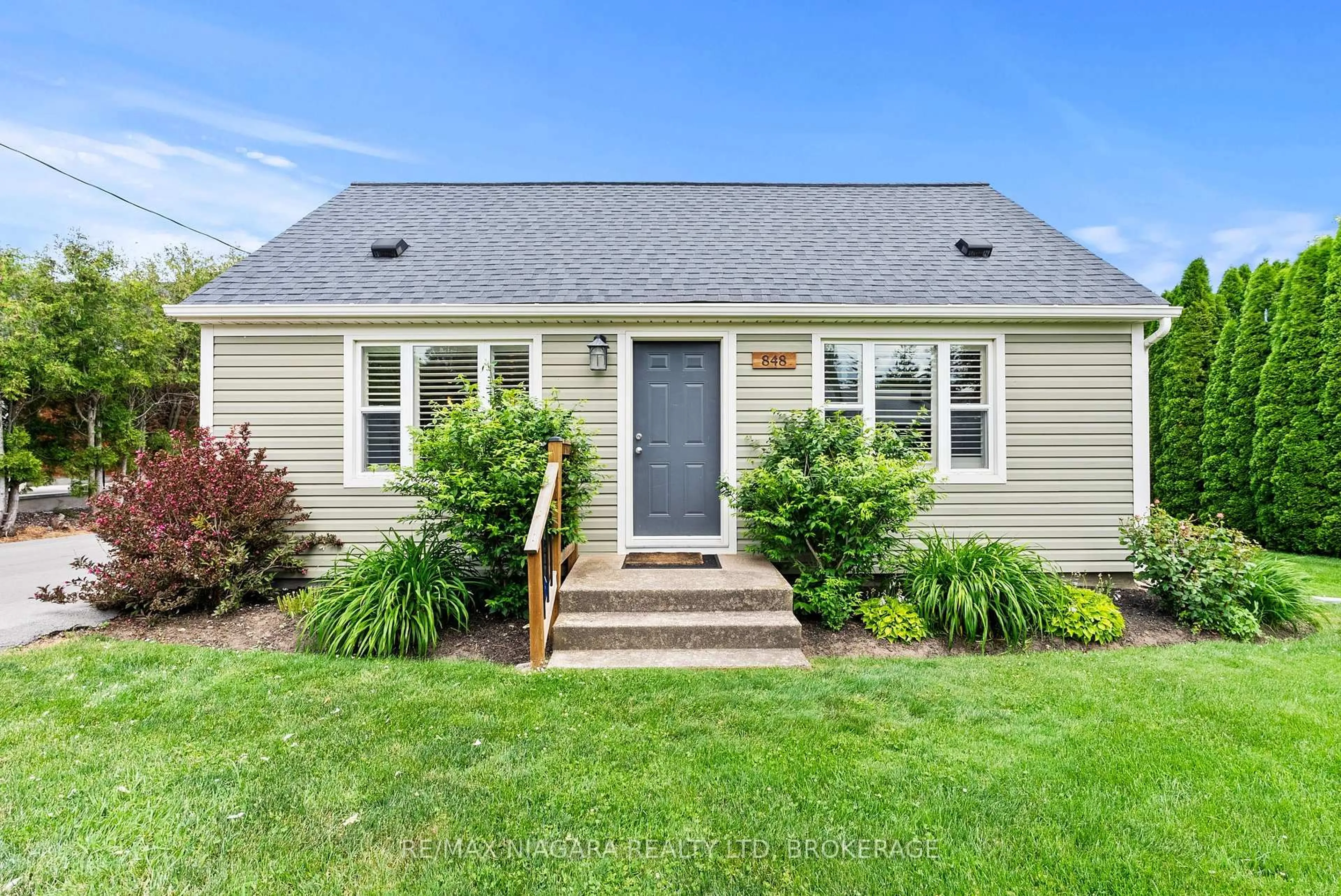 Home with vinyl exterior material, street for 848 East And West Line Rd, Niagara-on-the-Lake Ontario L0S 1J0