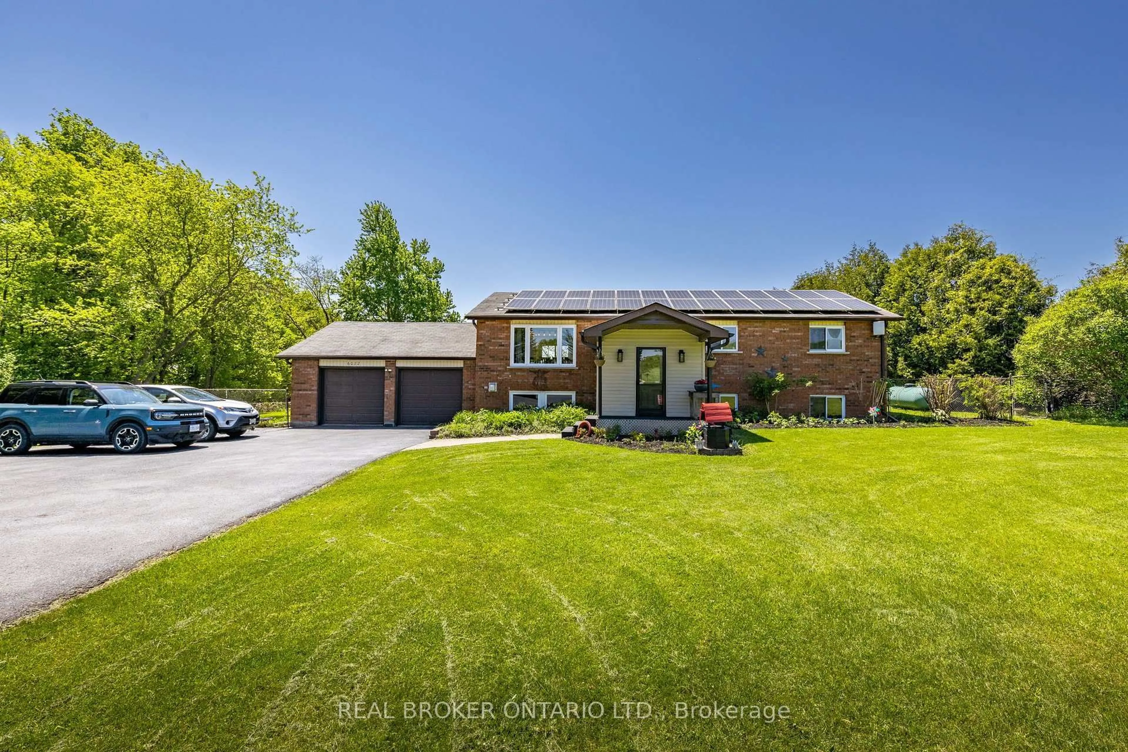 A pic from outside/outdoor area/front of a property/back of a property/a pic from drone, street for 6022 Trafalgar Rd, Erin Ontario L0N 1N0