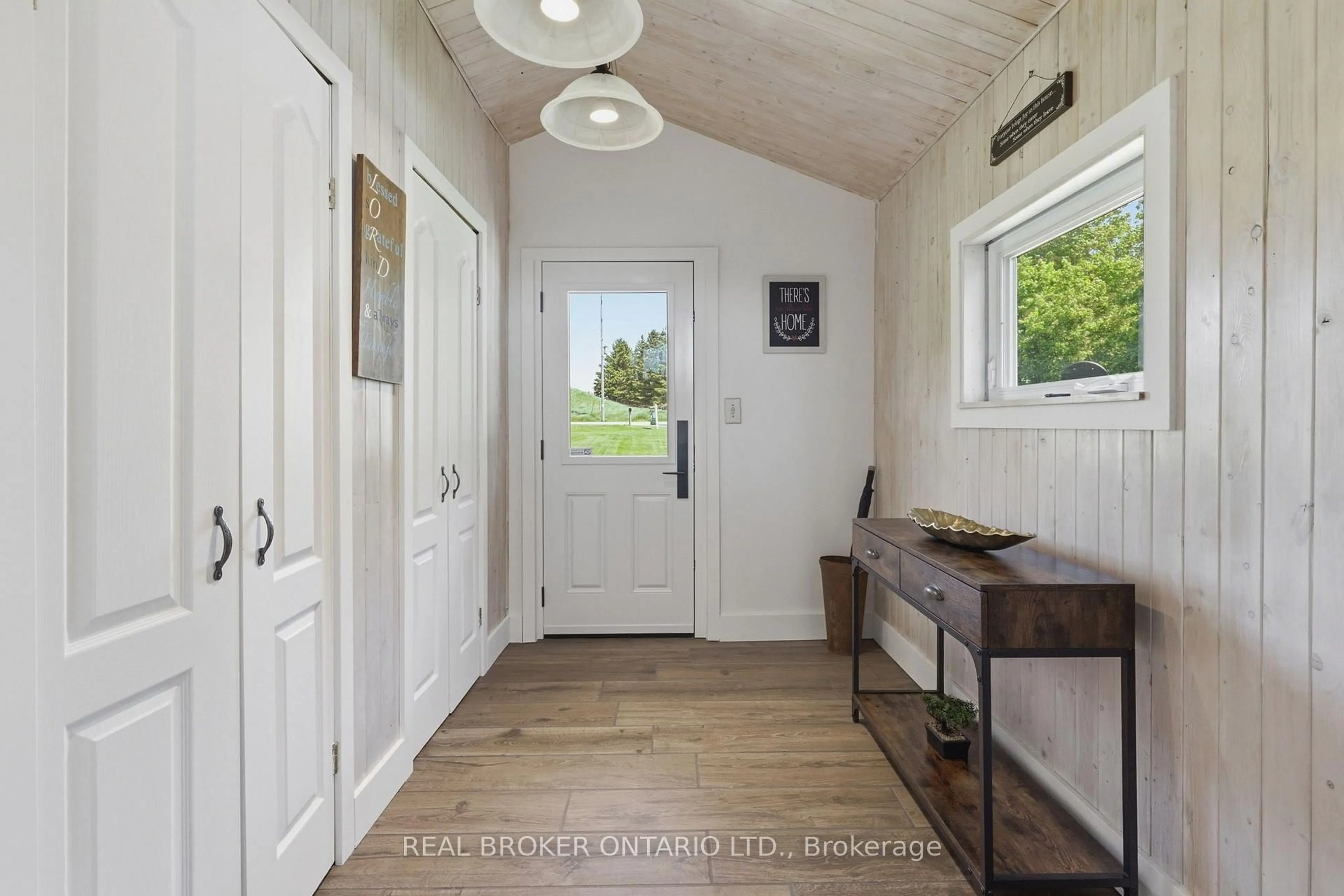 Indoor entryway for 6022 Trafalgar Rd, Erin Ontario L0N 1N0