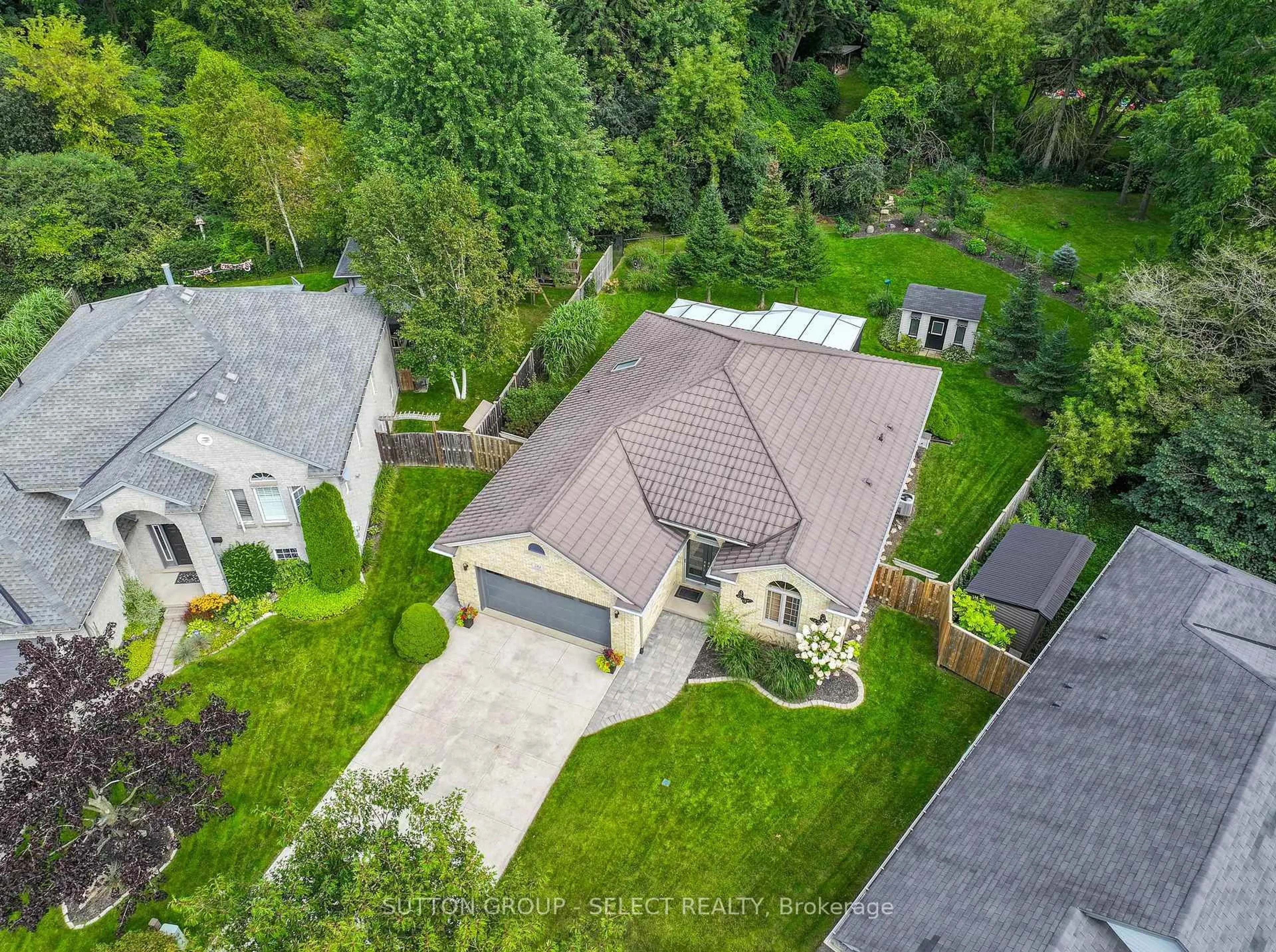 A pic from outside/outdoor area/front of a property/back of a property/a pic from drone, street for 581 Inverness Ave, London North Ontario N6H 5R3