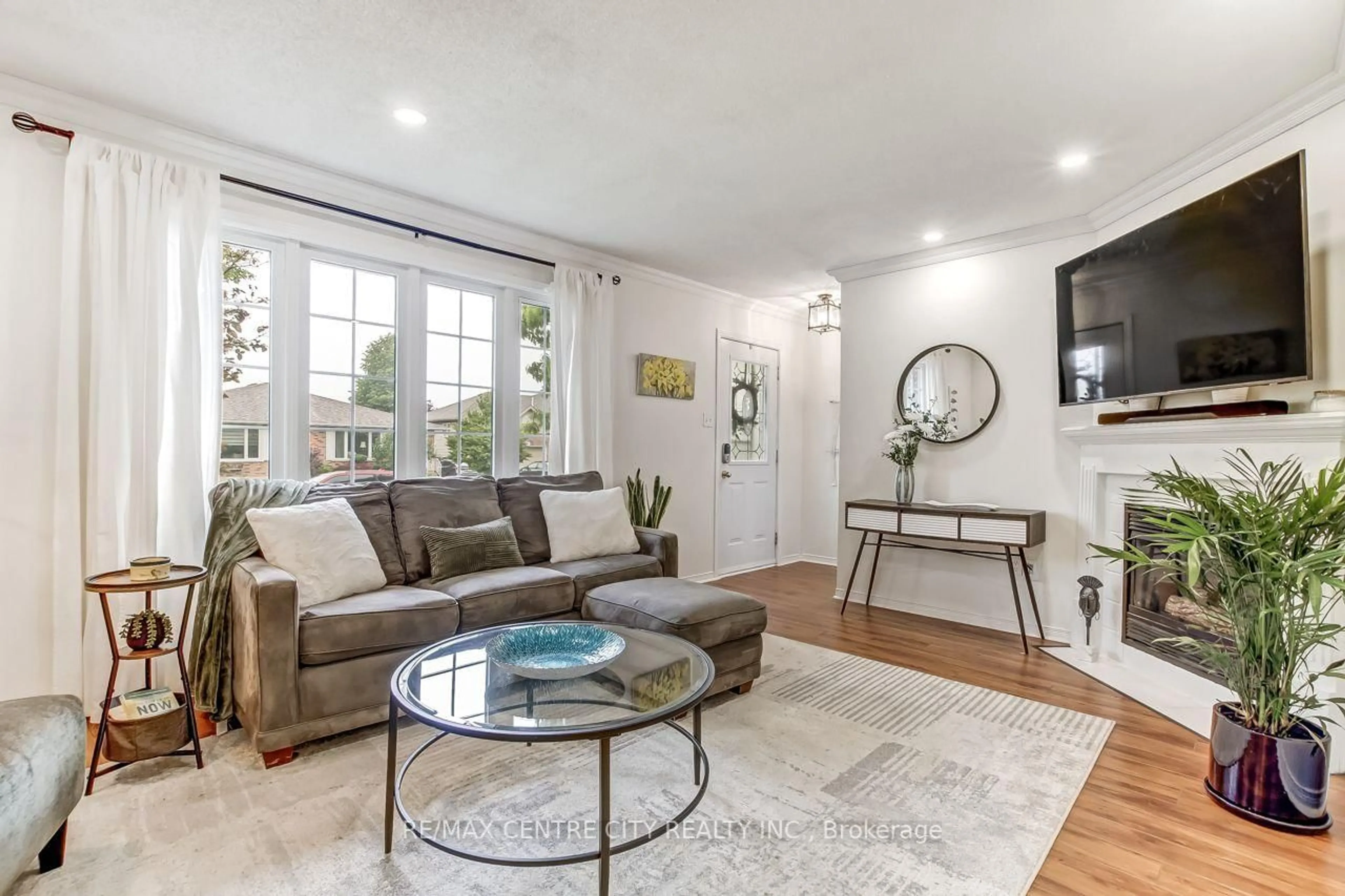 Living room with furniture, unknown for 96 Carrie Cres, St. Thomas Ontario N5R 6C2