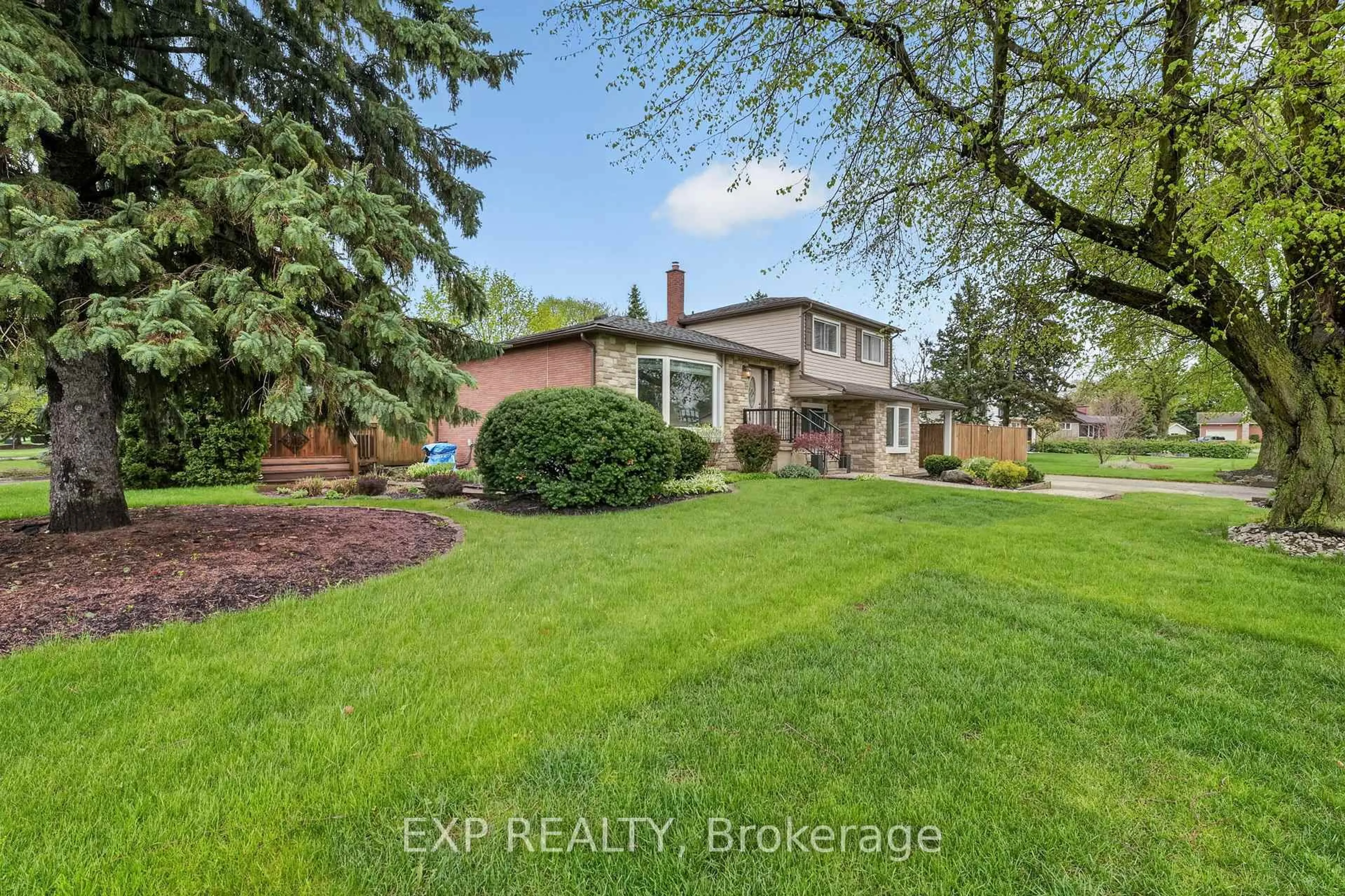 A pic from outside/outdoor area/front of a property/back of a property/a pic from drone, street for 3510 Yale Cres, Niagara Falls Ontario L2J 3C5