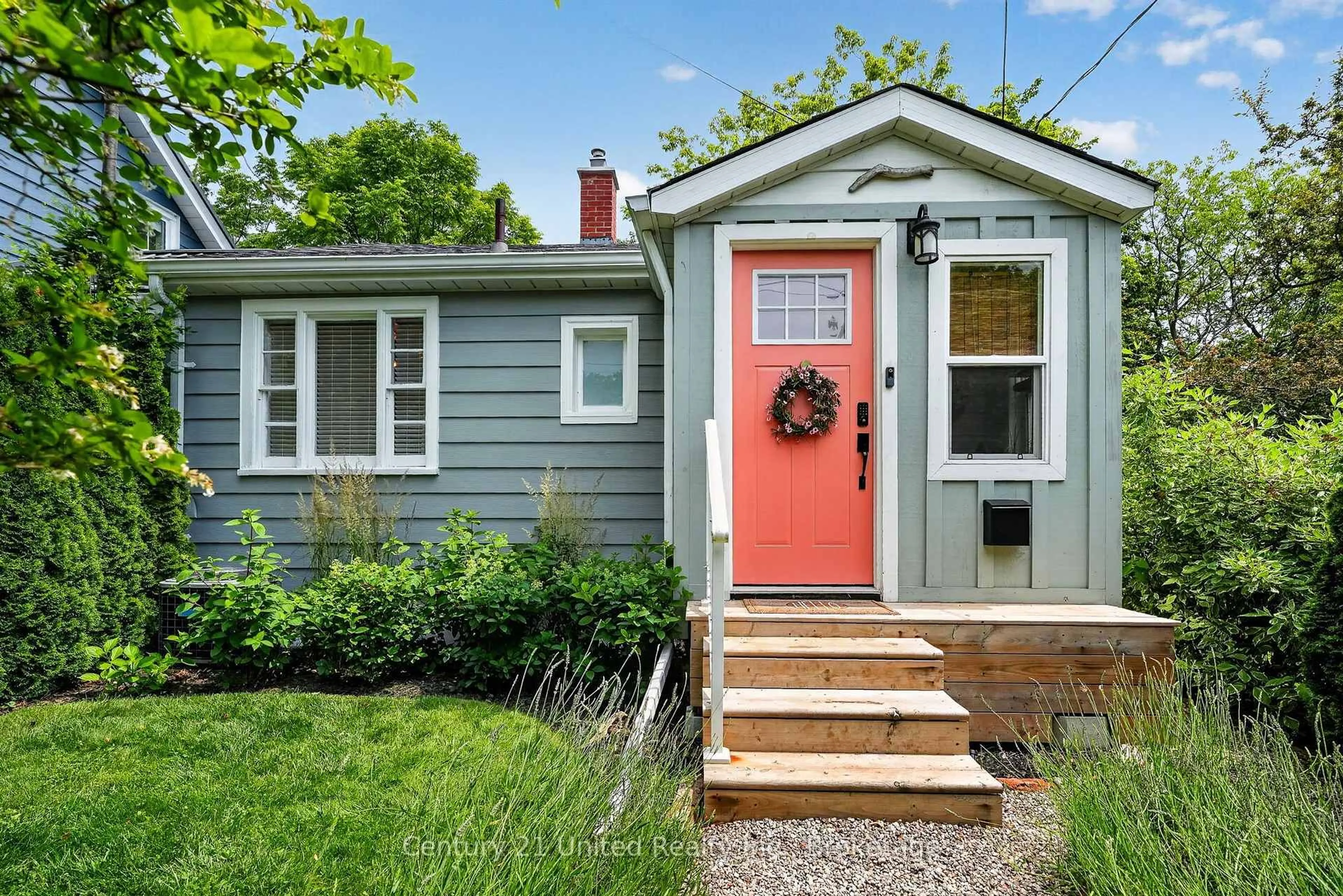 Home with vinyl exterior material, street for 182 Durham St, Cobourg Ontario K9A 3H6