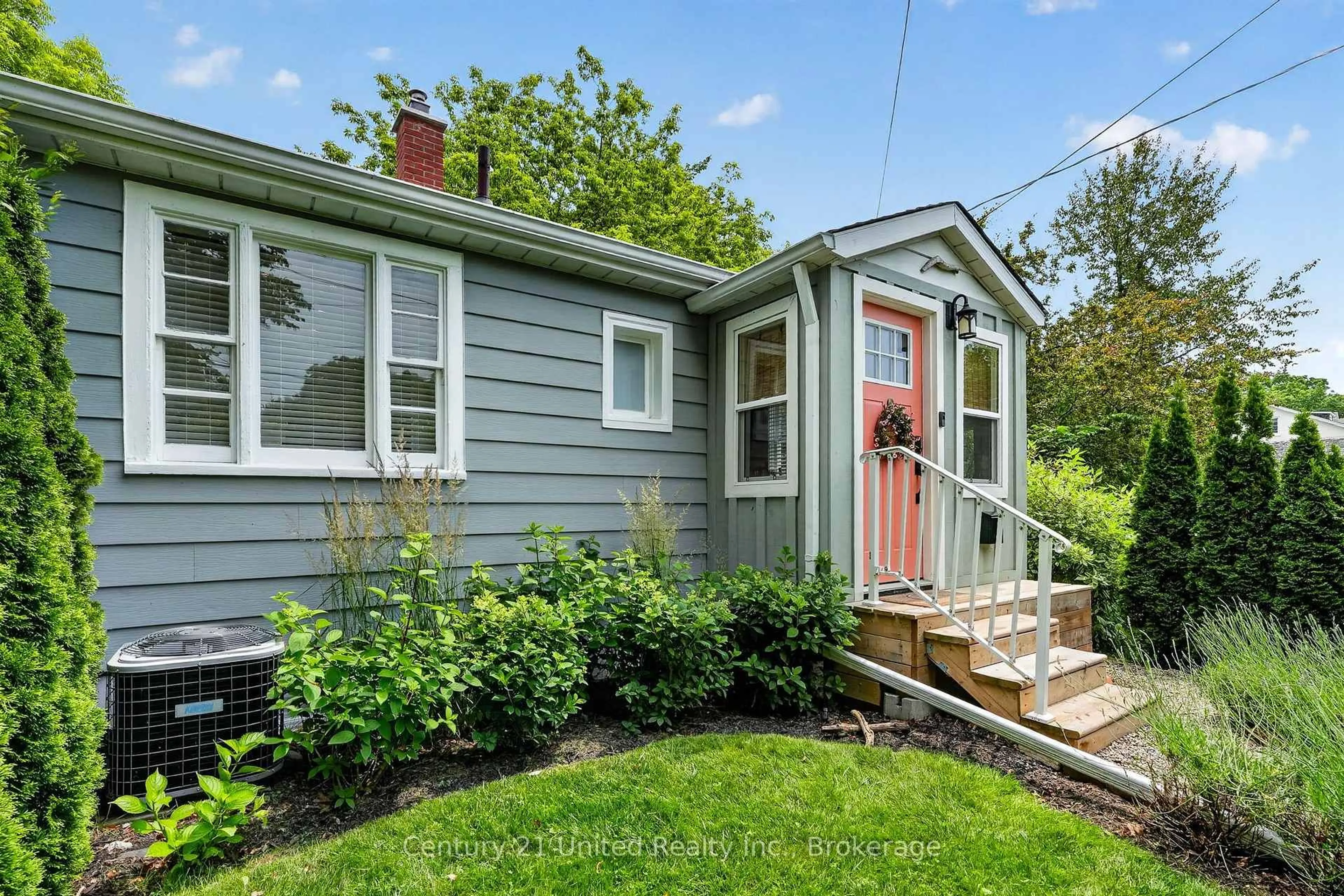 Home with vinyl exterior material, street for 182 Durham St, Cobourg Ontario K9A 3H6