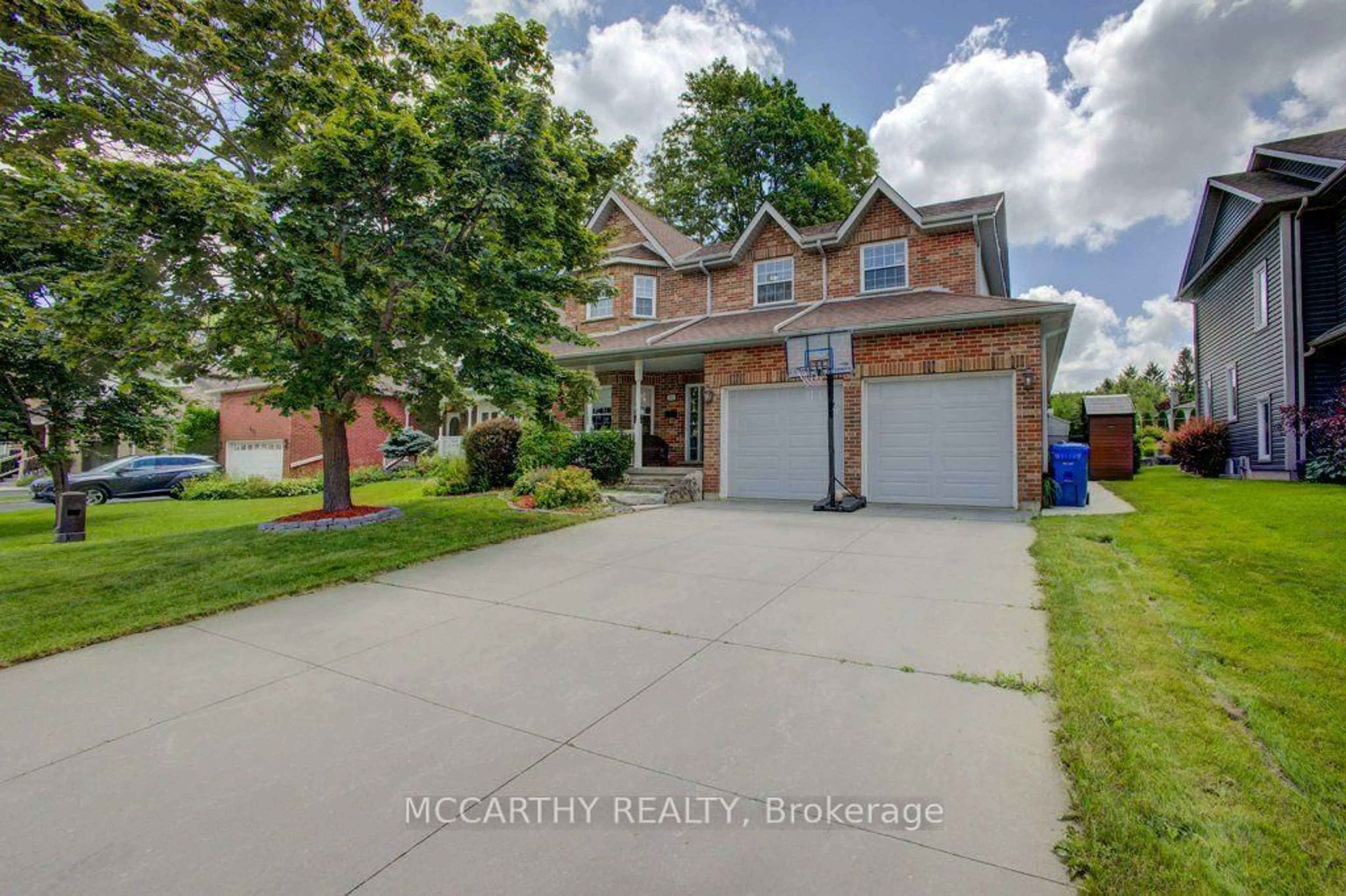 A pic from outside/outdoor area/front of a property/back of a property/a pic from drone, street for 423 Old Village Lane, Shelburne Ontario L9V 3A5