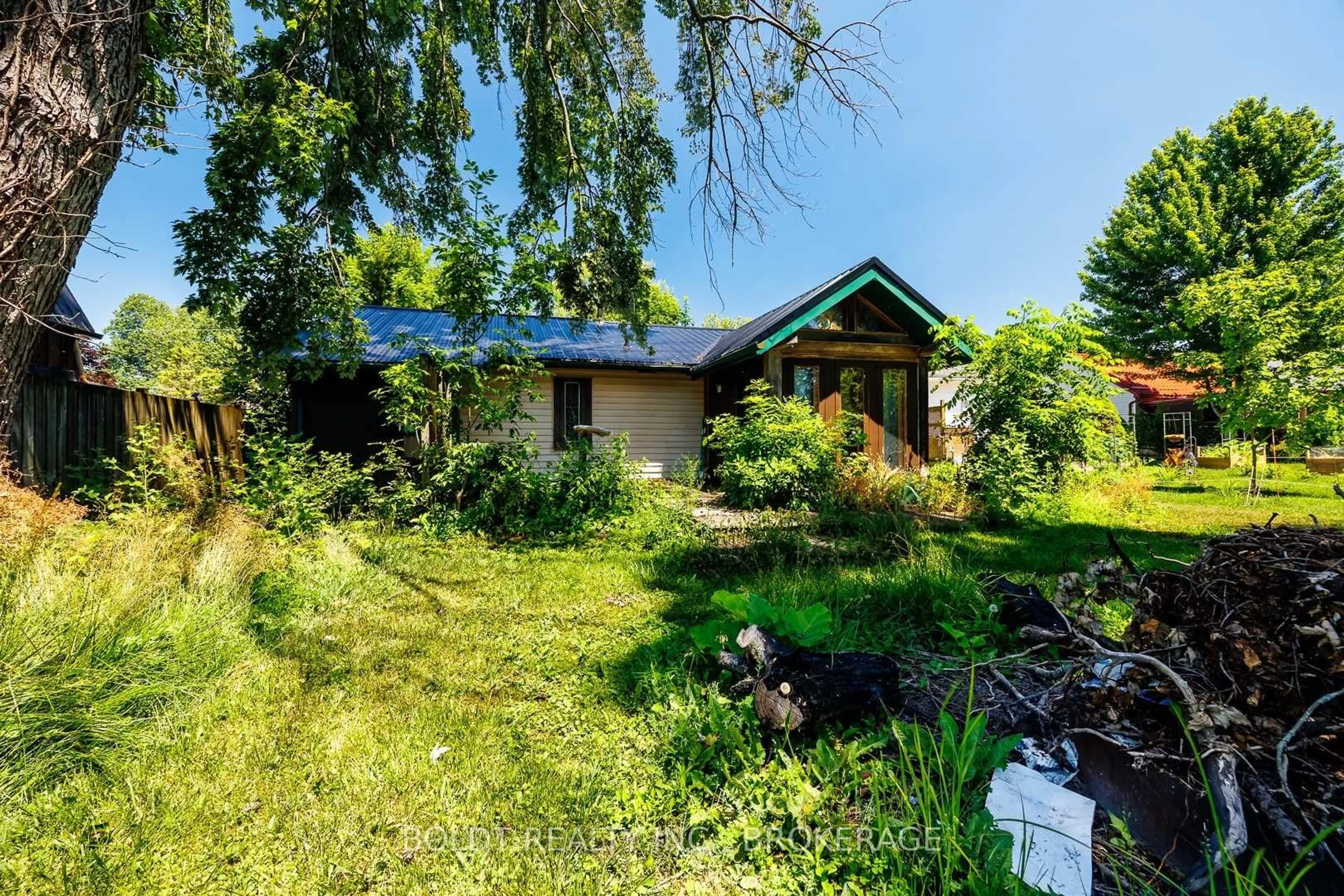 A pic from outside/outdoor area/front of a property/back of a property/a pic from drone, unknown for 10569 Maplewood Dr, Wainfleet Ontario L3K 5V4