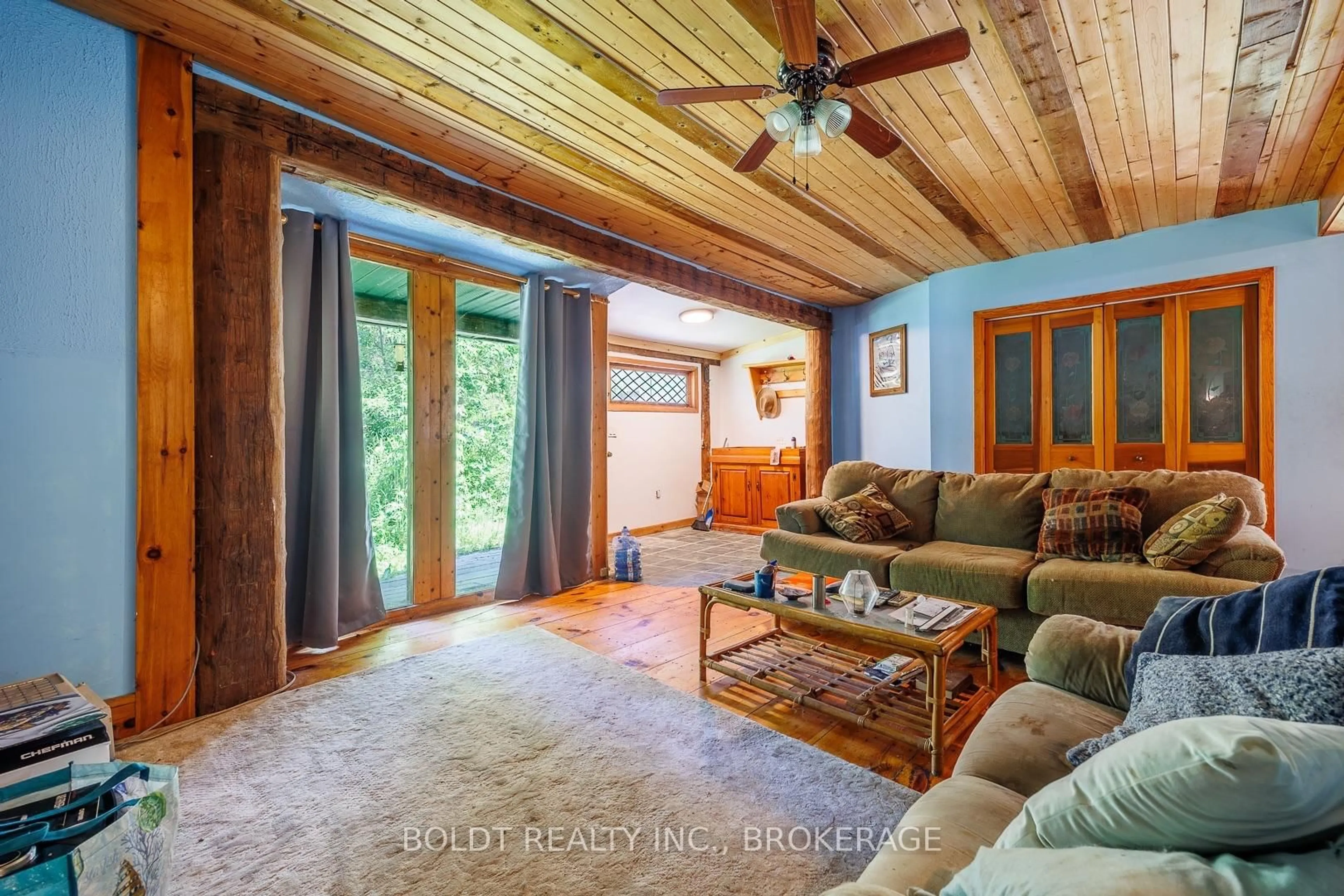 Living room with furniture, wood/laminate floor for 10569 Maplewood Dr, Wainfleet Ontario L3K 5V4