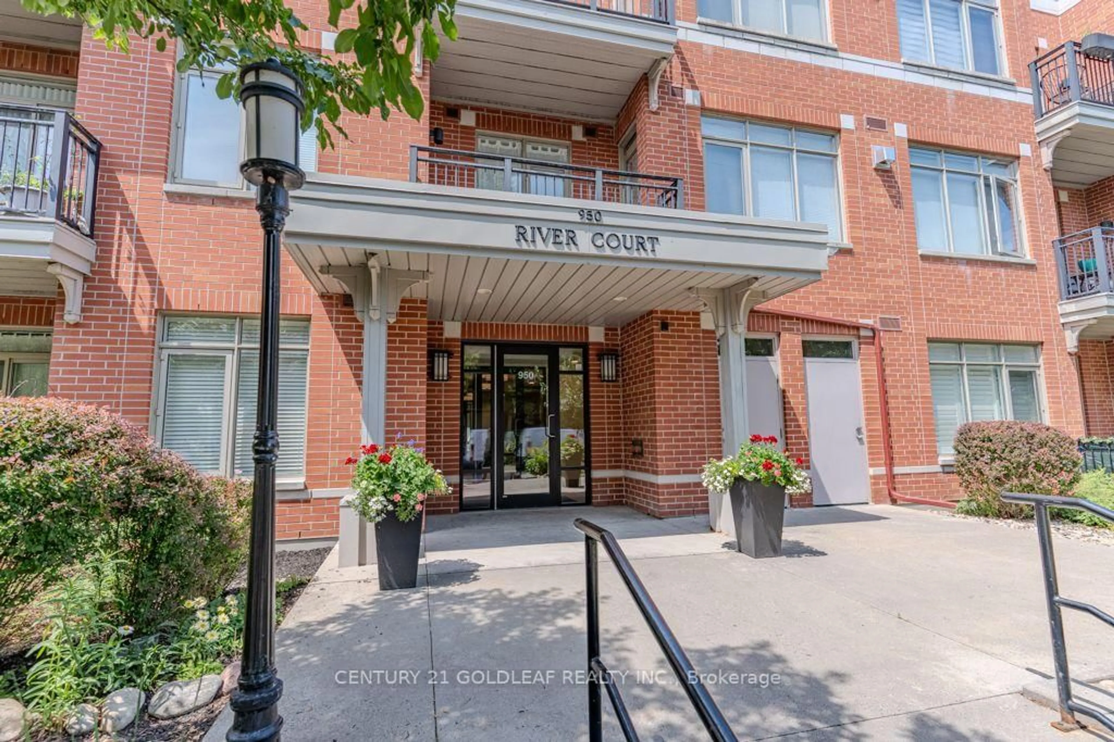 Indoor foyer for 950 Marguerite Ave #101, Ottawa Ontario K1K 3T8