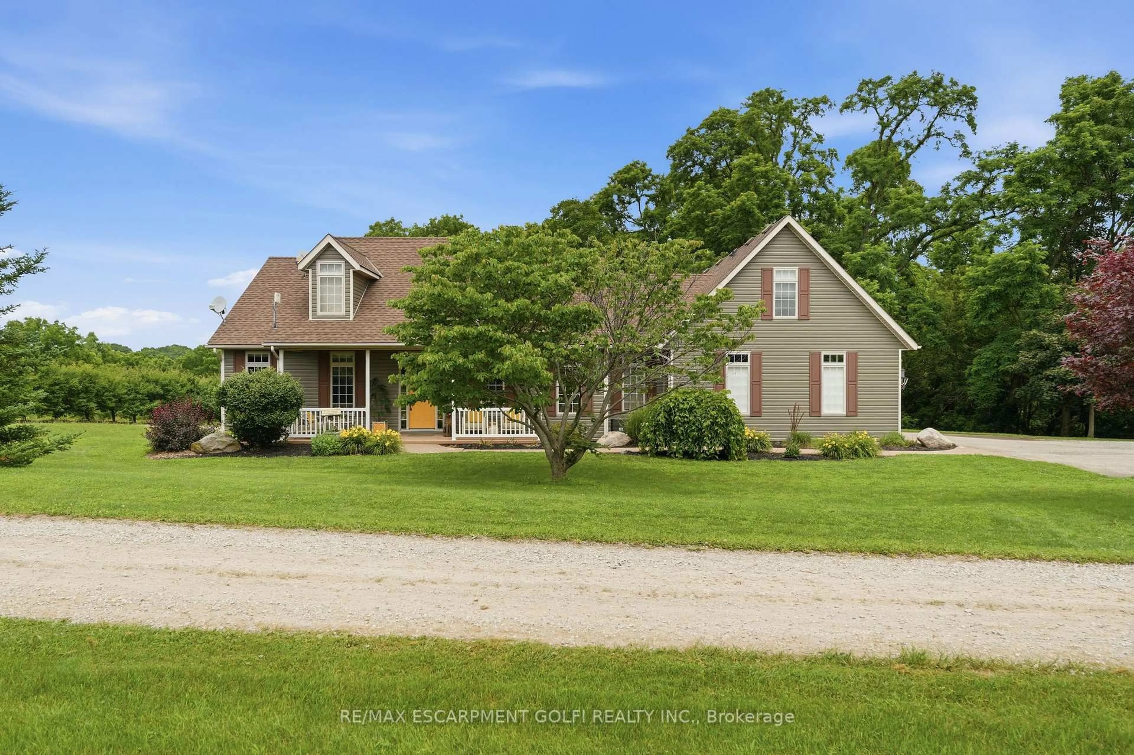 A pic from outside/outdoor area/front of a property/back of a property/a pic from drone, street for 461 TICE Rd, Pelham Ontario L0S 1M0