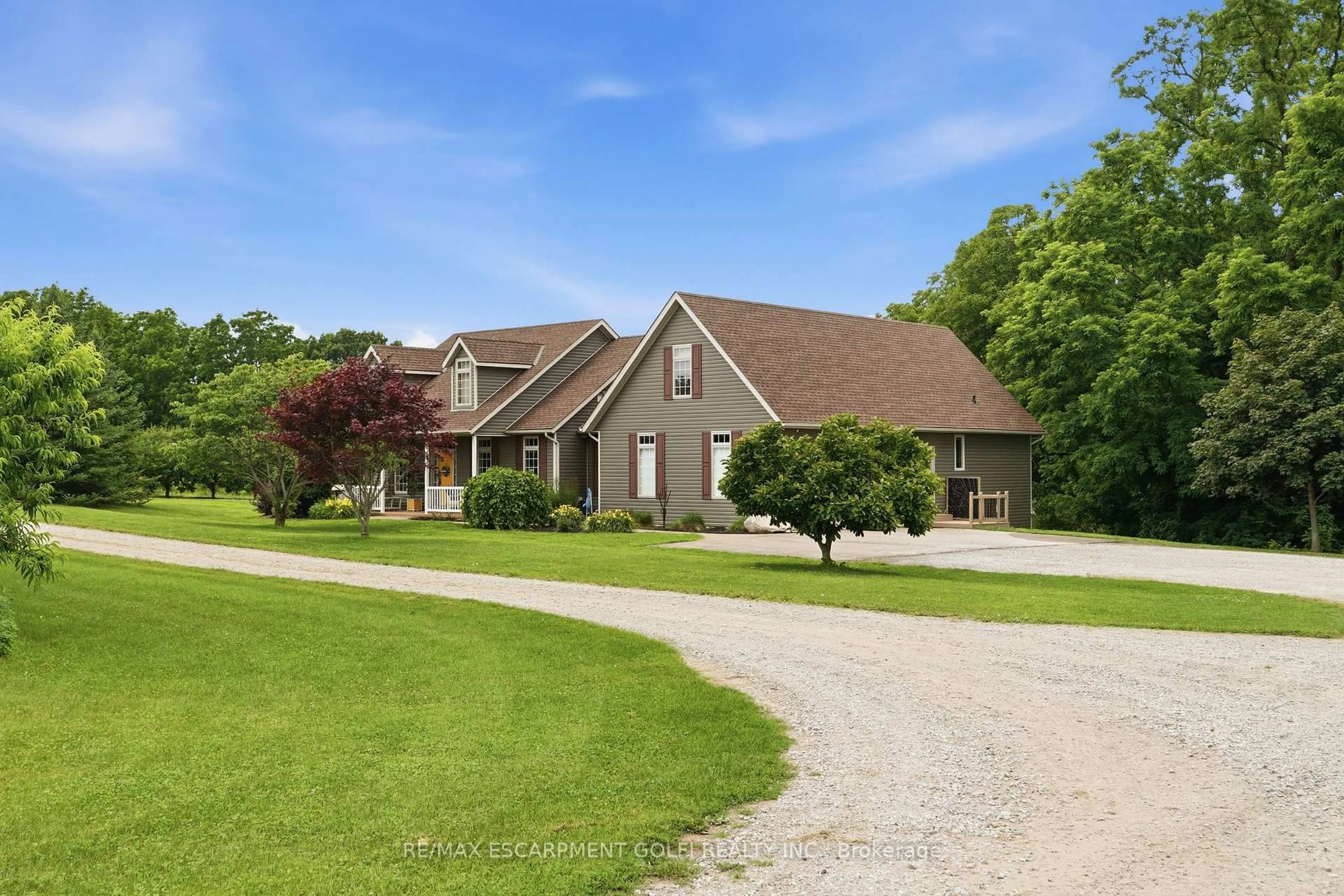 A pic from outside/outdoor area/front of a property/back of a property/a pic from drone, street for 461 TICE Rd, Pelham Ontario L0S 1M0