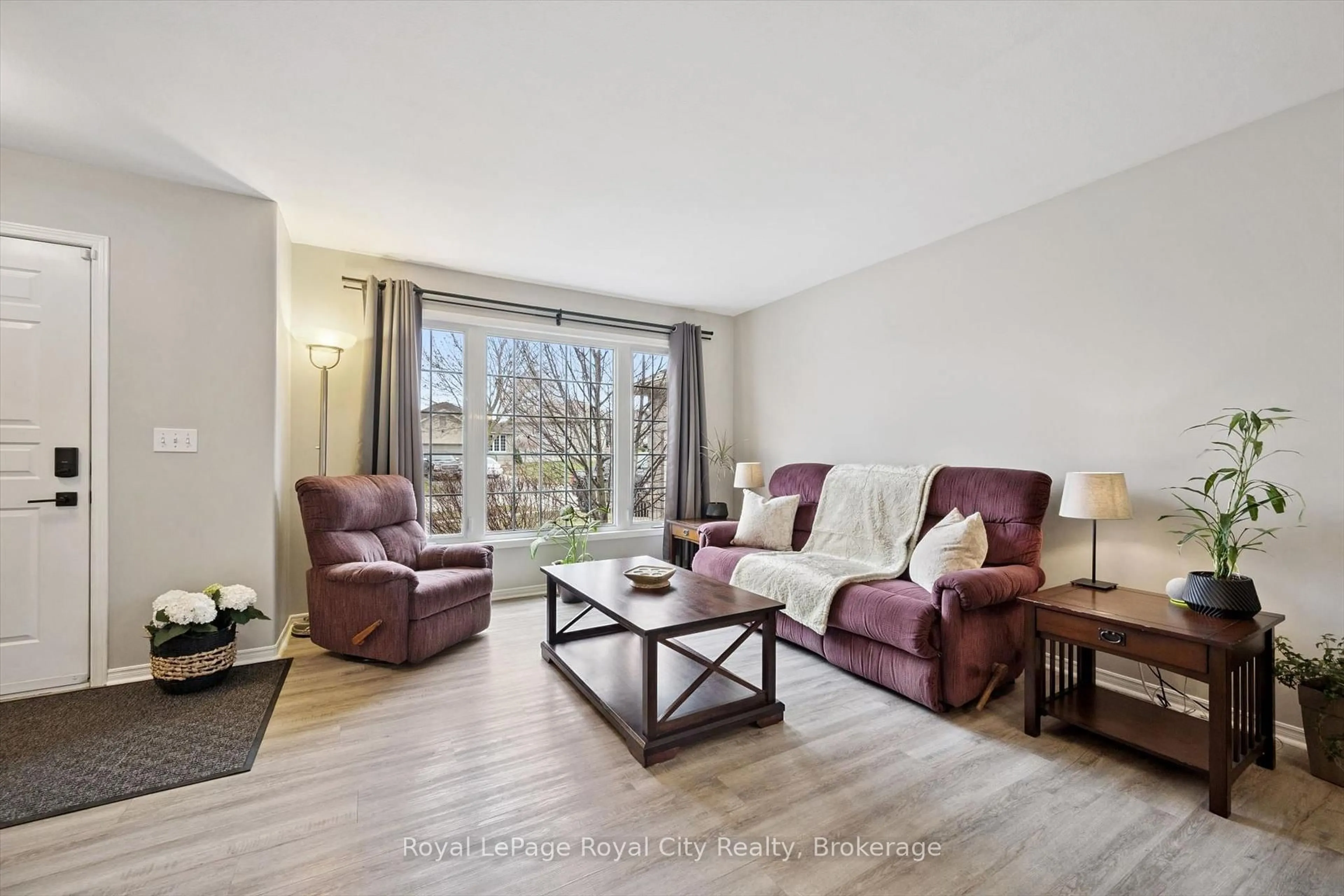 Living room with furniture, wood/laminate floor for 119 Meadowridge Dr, St. Marys Ontario N4X 1E7