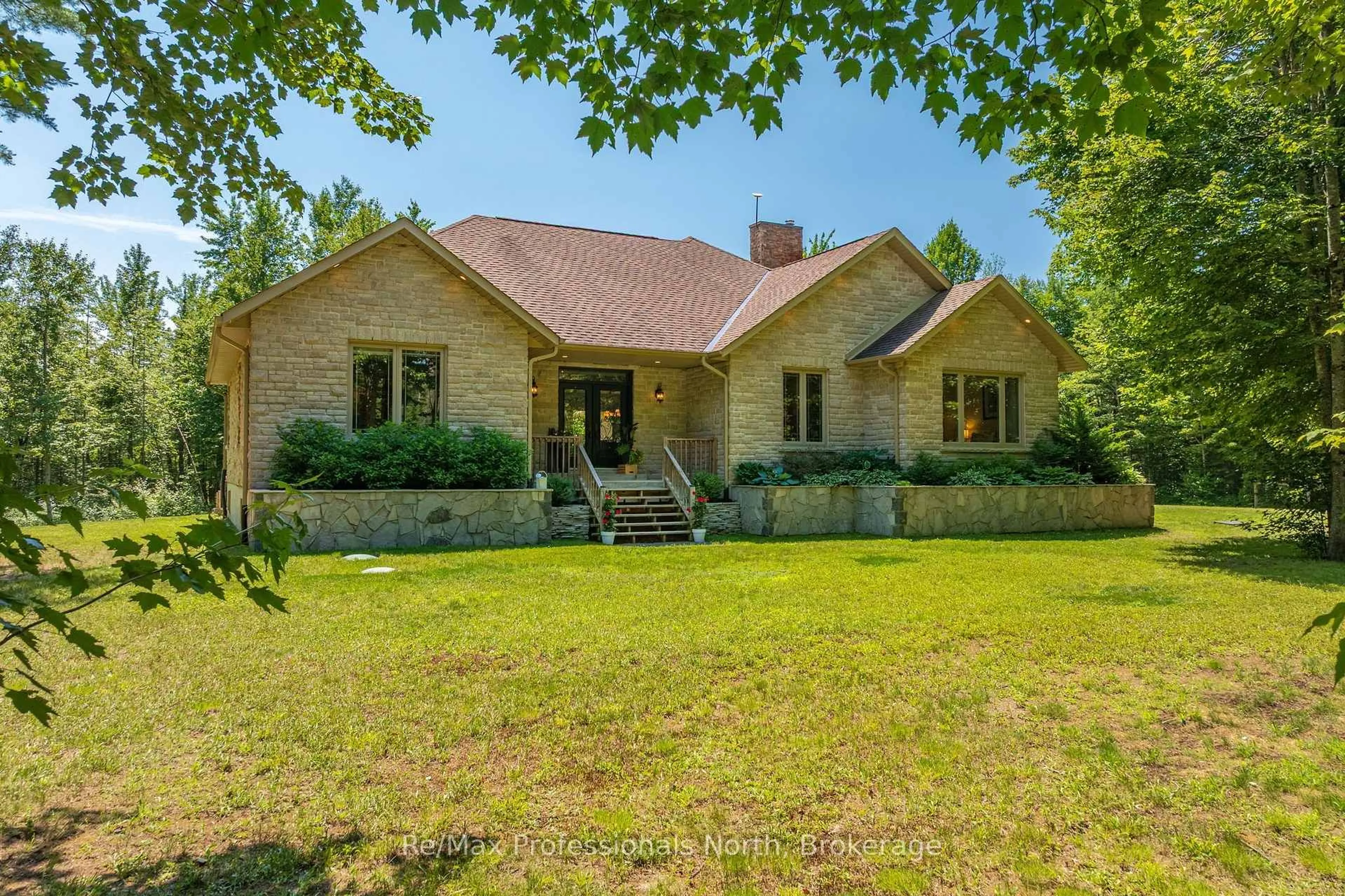 Home with brick exterior material, unknown for 2452 Doe Lake Rd, Gravenhurst Ontario P1P 1R3
