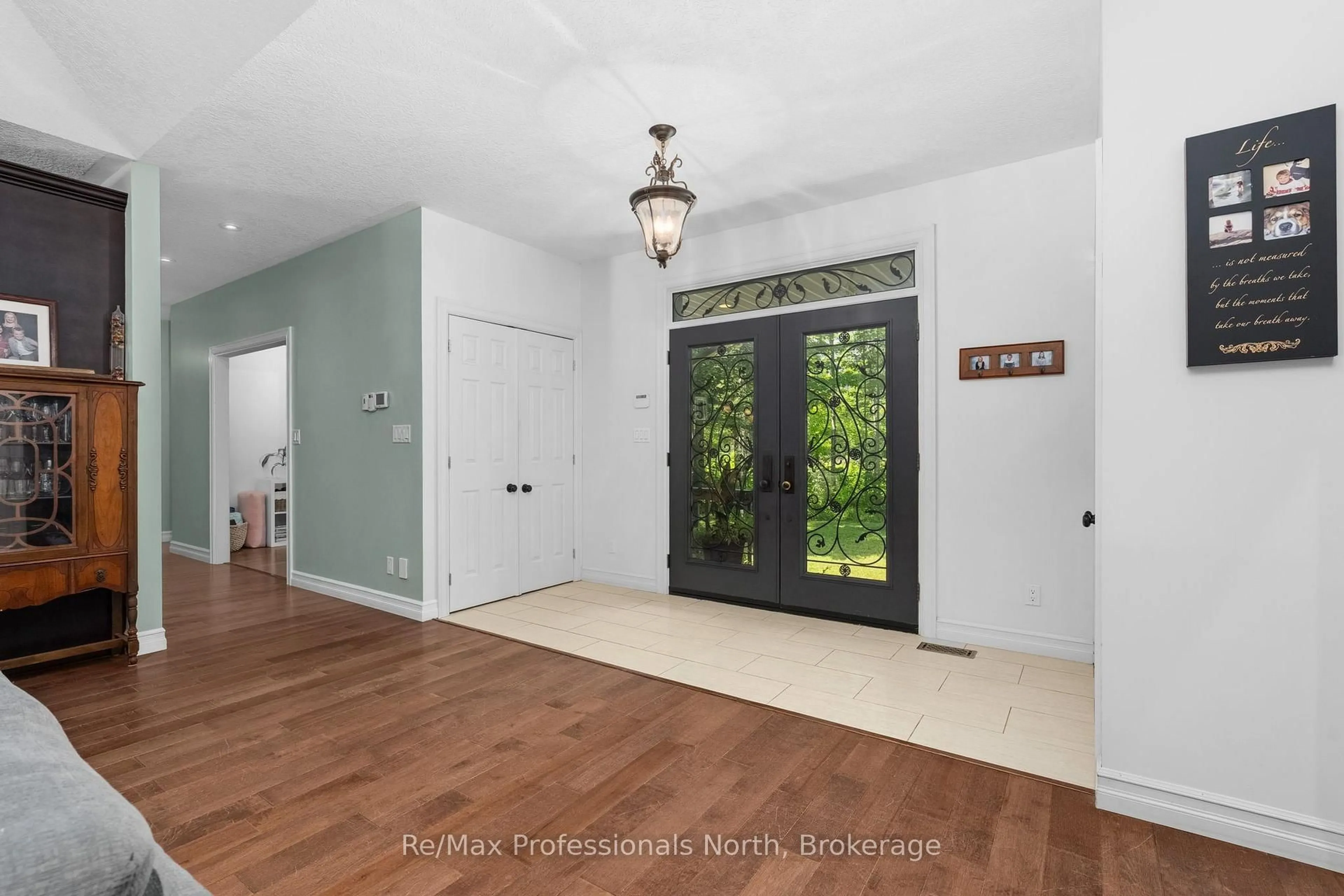 Indoor entryway for 2452 Doe Lake Rd, Gravenhurst Ontario P1P 1R3
