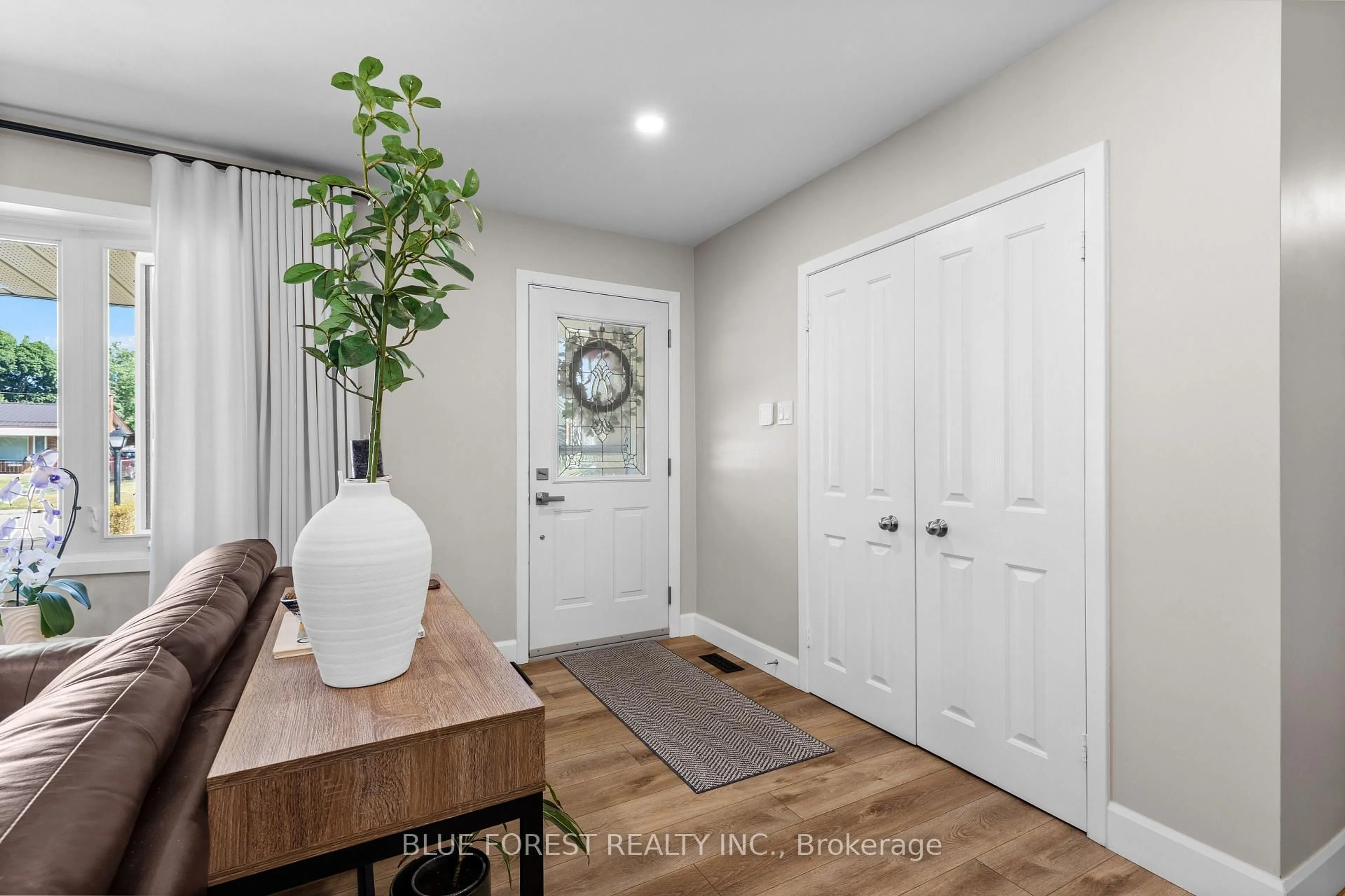 Indoor entryway for 15 Southland Dr, London South Ontario N6P 1C2