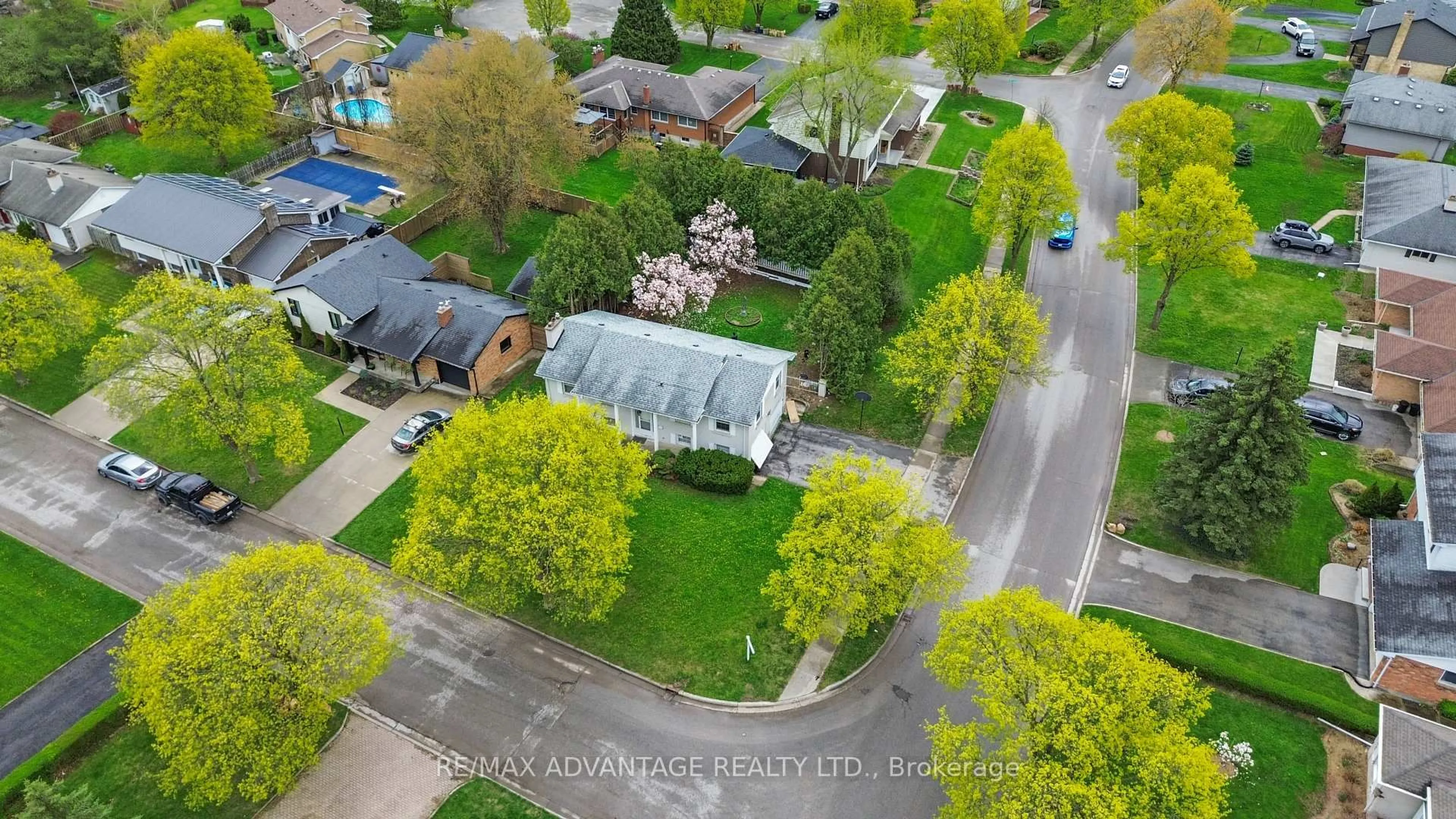 A pic from outside/outdoor area/front of a property/back of a property/a pic from drone, street for 485 Chiddington Ave, London South Ontario N6C 2W1