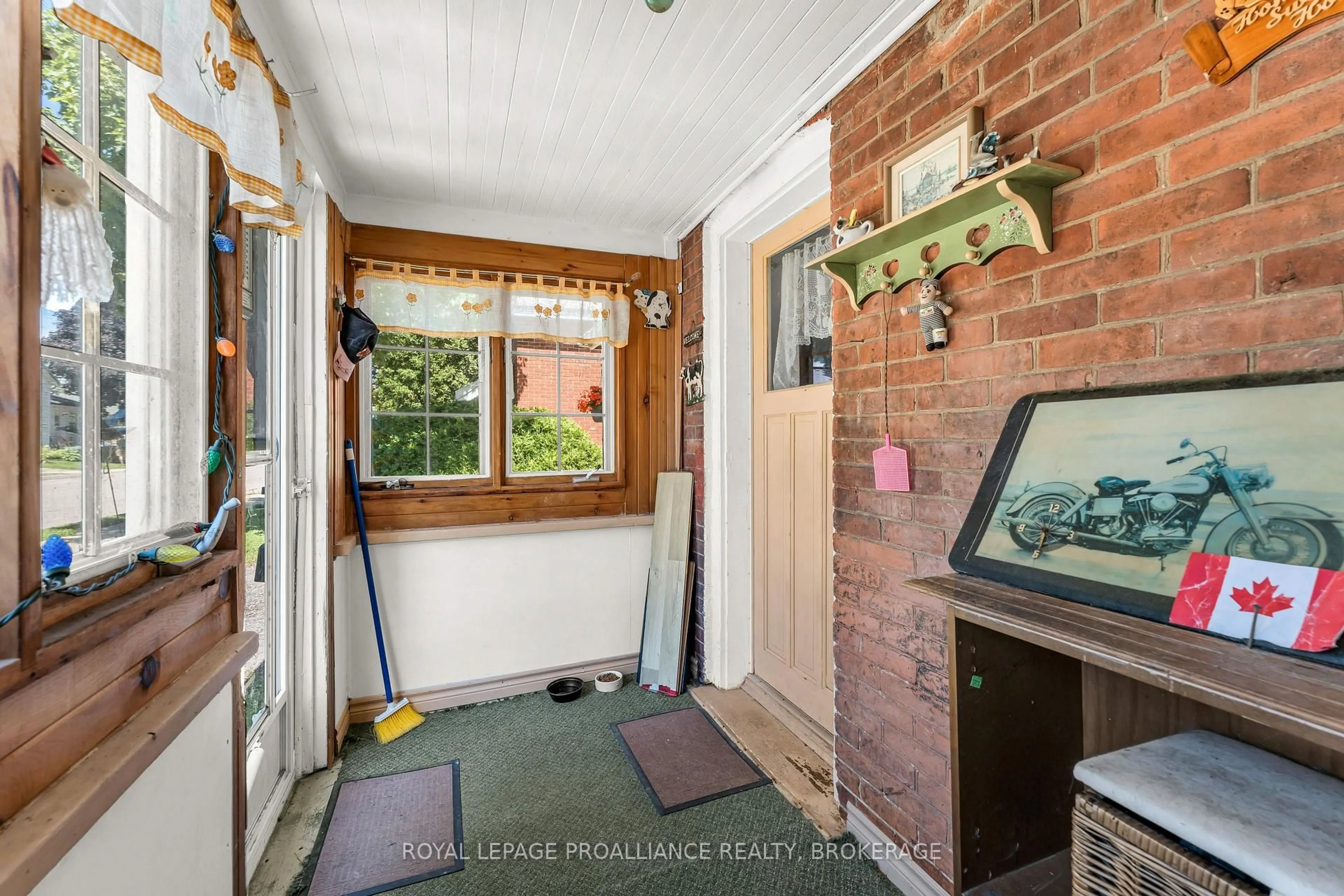 Indoor entryway for 465 Garden St, Gananoque Ontario K7G 1J6