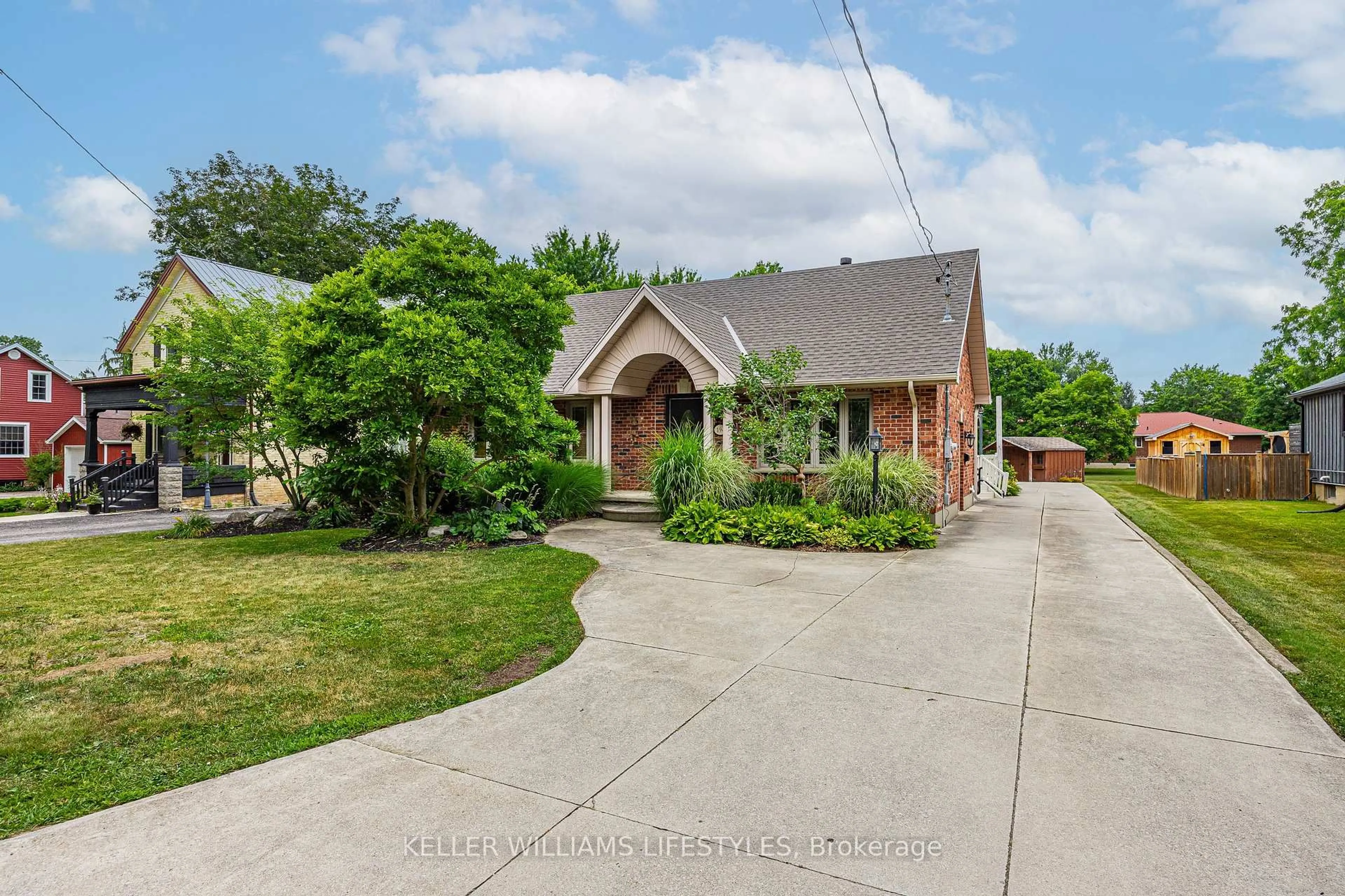 A pic from outside/outdoor area/front of a property/back of a property/a pic from drone, street for 194 High St, North Middlesex Ontario N0M 1A0