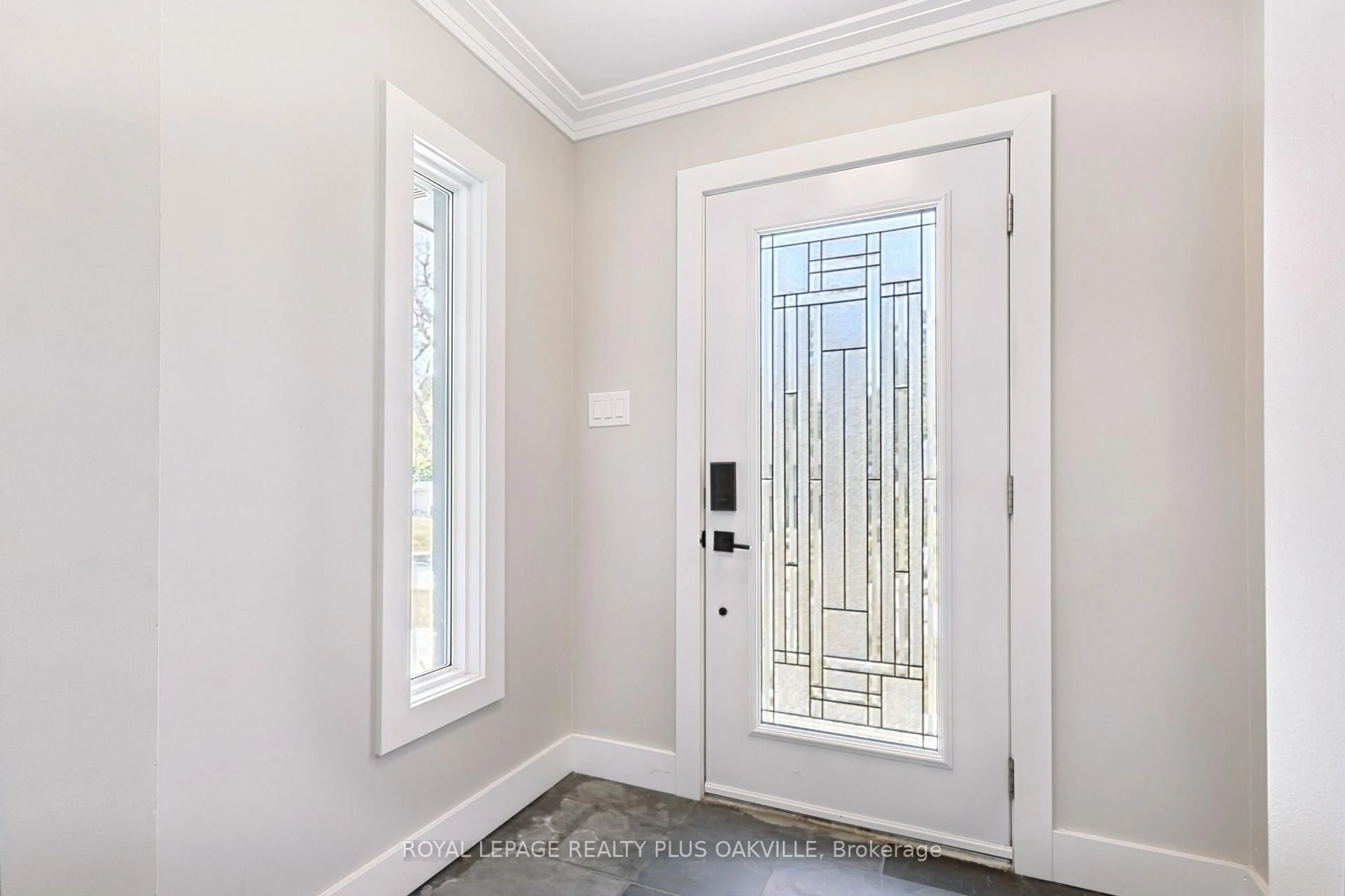 Indoor entryway for 340 Clarendon Dr, Hamilton Ontario L9G 2Y8
