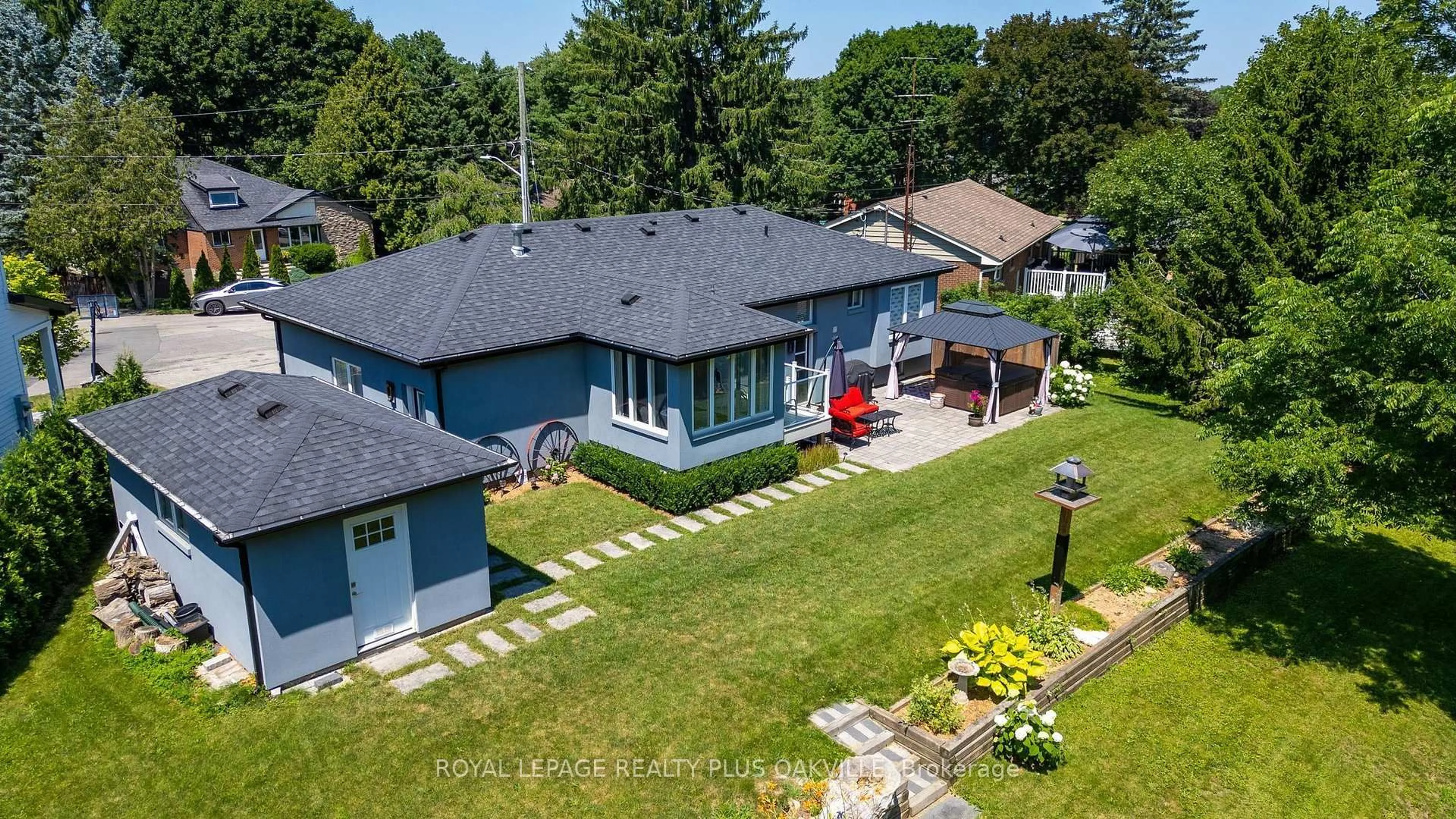 A pic from outside/outdoor area/front of a property/back of a property/a pic from drone, street for 340 Clarendon Dr, Hamilton Ontario L9G 2Y8