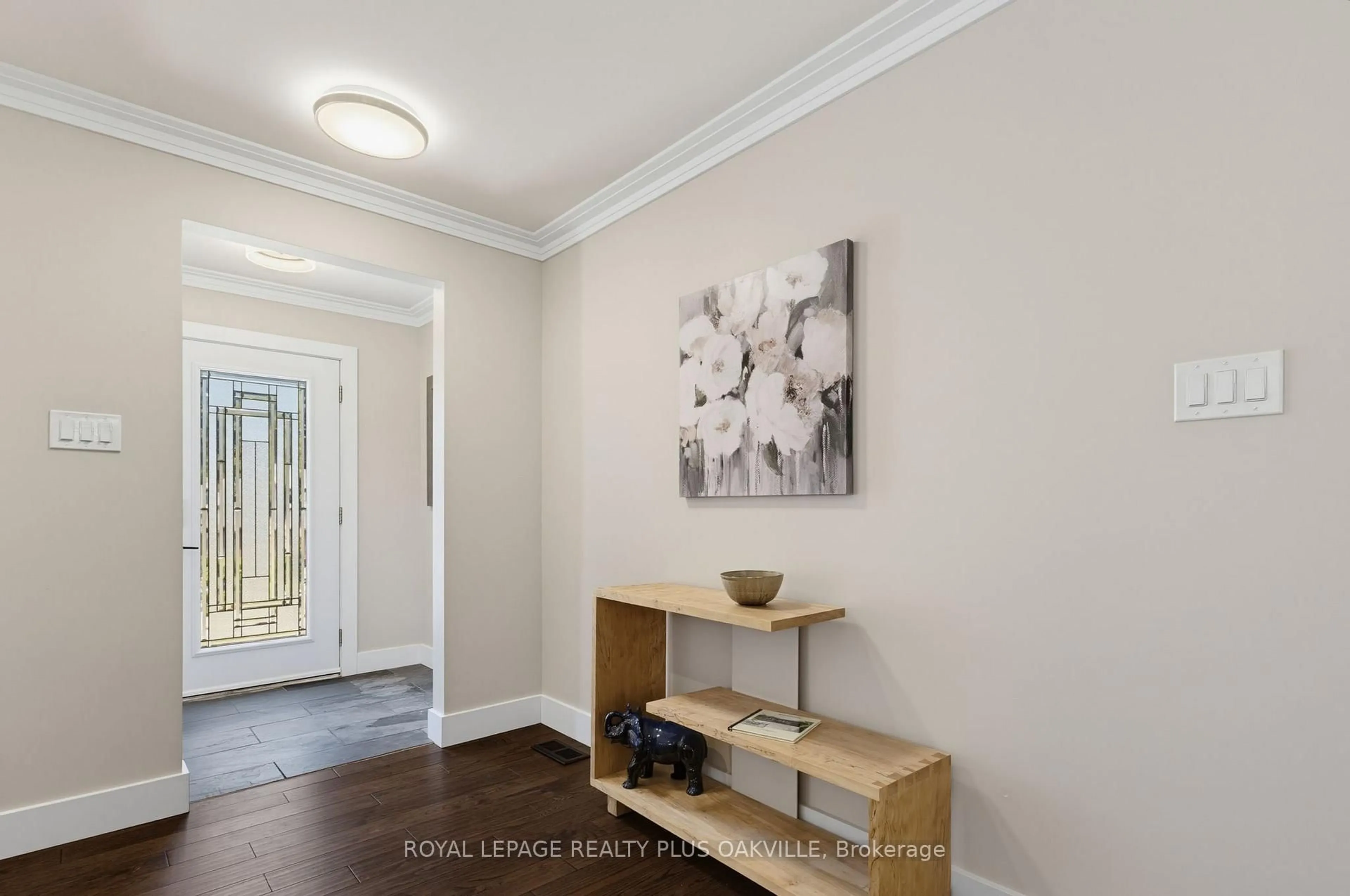 Indoor entryway for 340 Clarendon Dr, Hamilton Ontario L9G 2Y8
