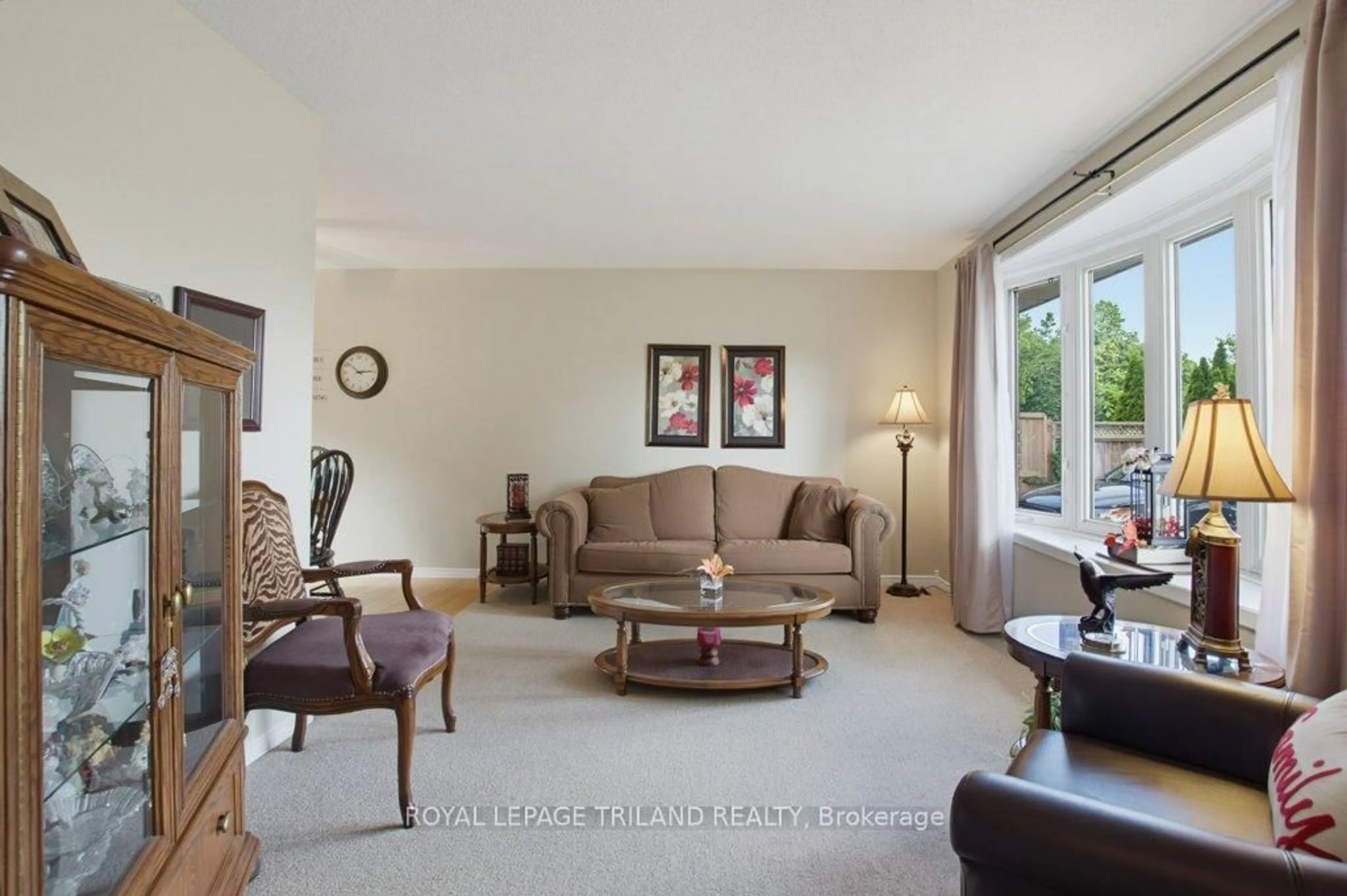 Living room with furniture, unknown for 5 Warren Cres, St. Thomas Ontario N5P 3Z1
