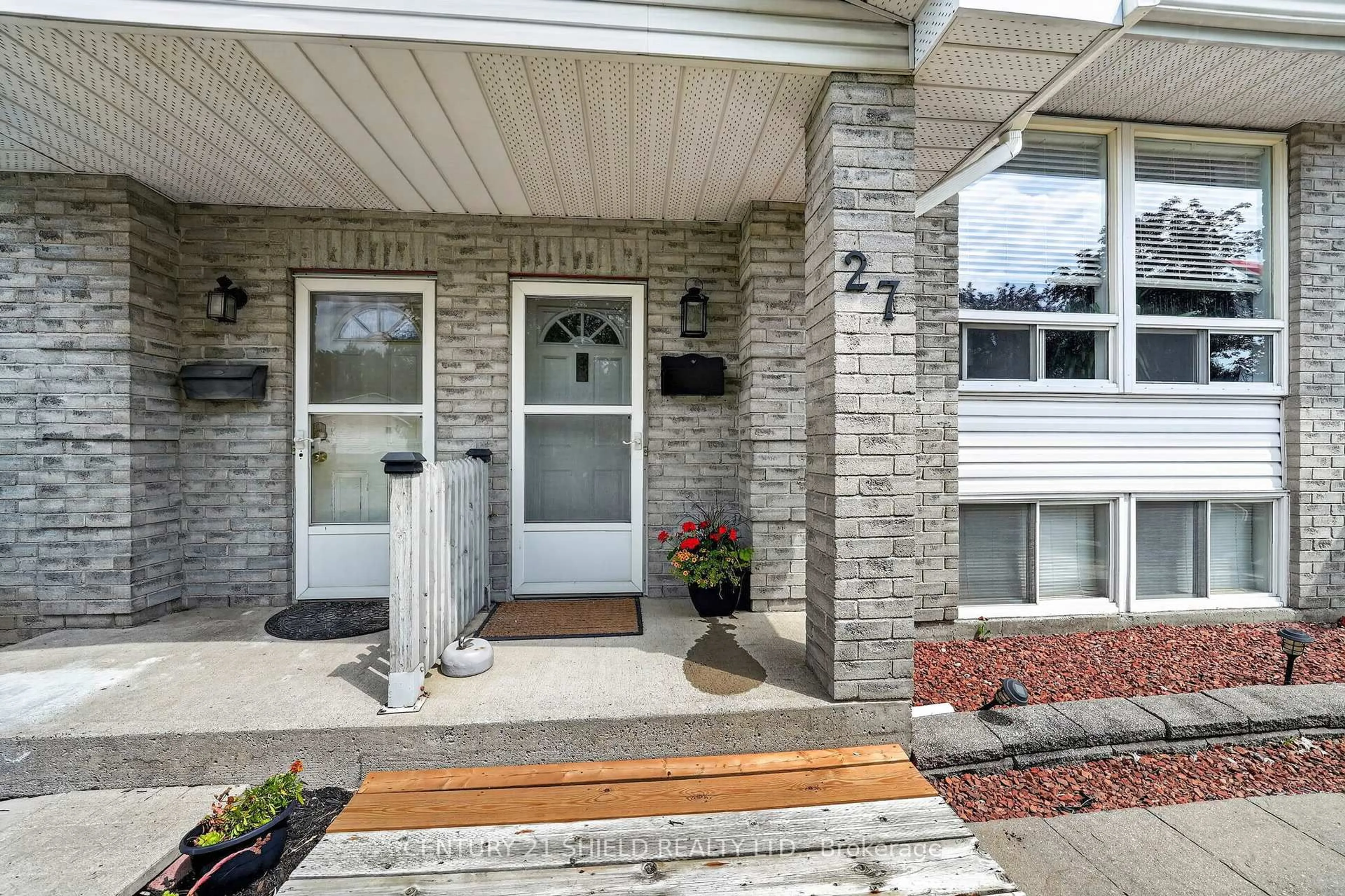 Indoor entryway for 27 WELLINGTON St, Cornwall Ontario K6H 6W8