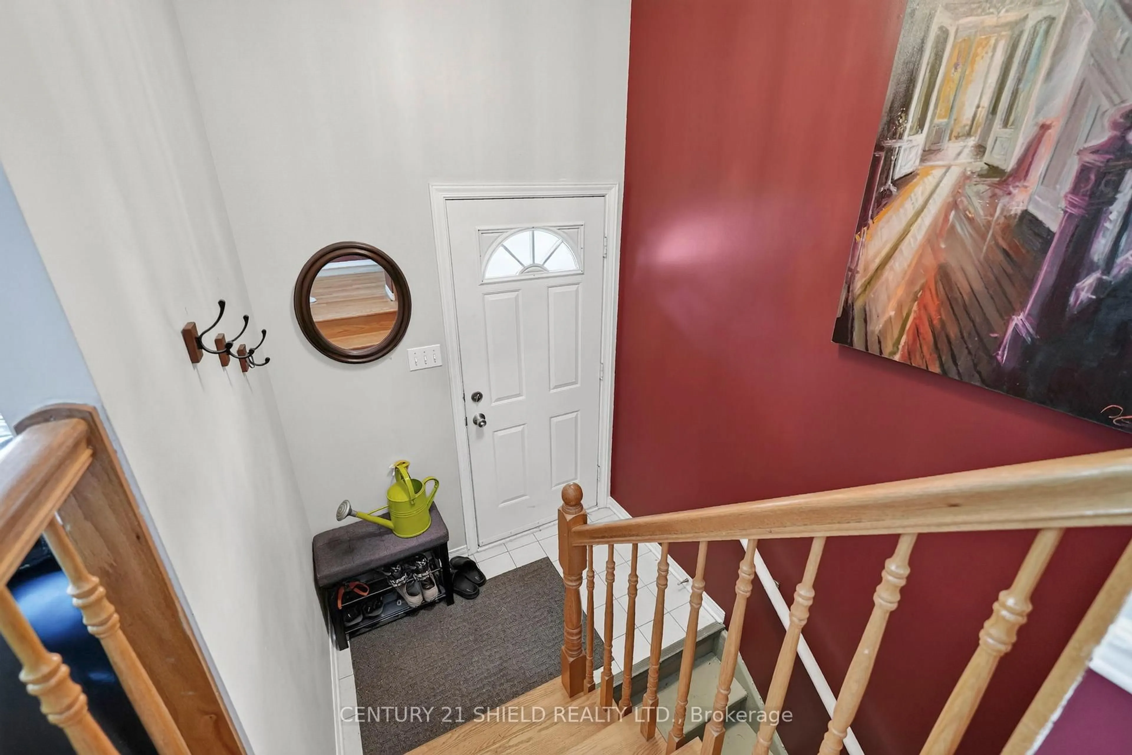Indoor entryway for 27 WELLINGTON St, Cornwall Ontario K6H 6W8