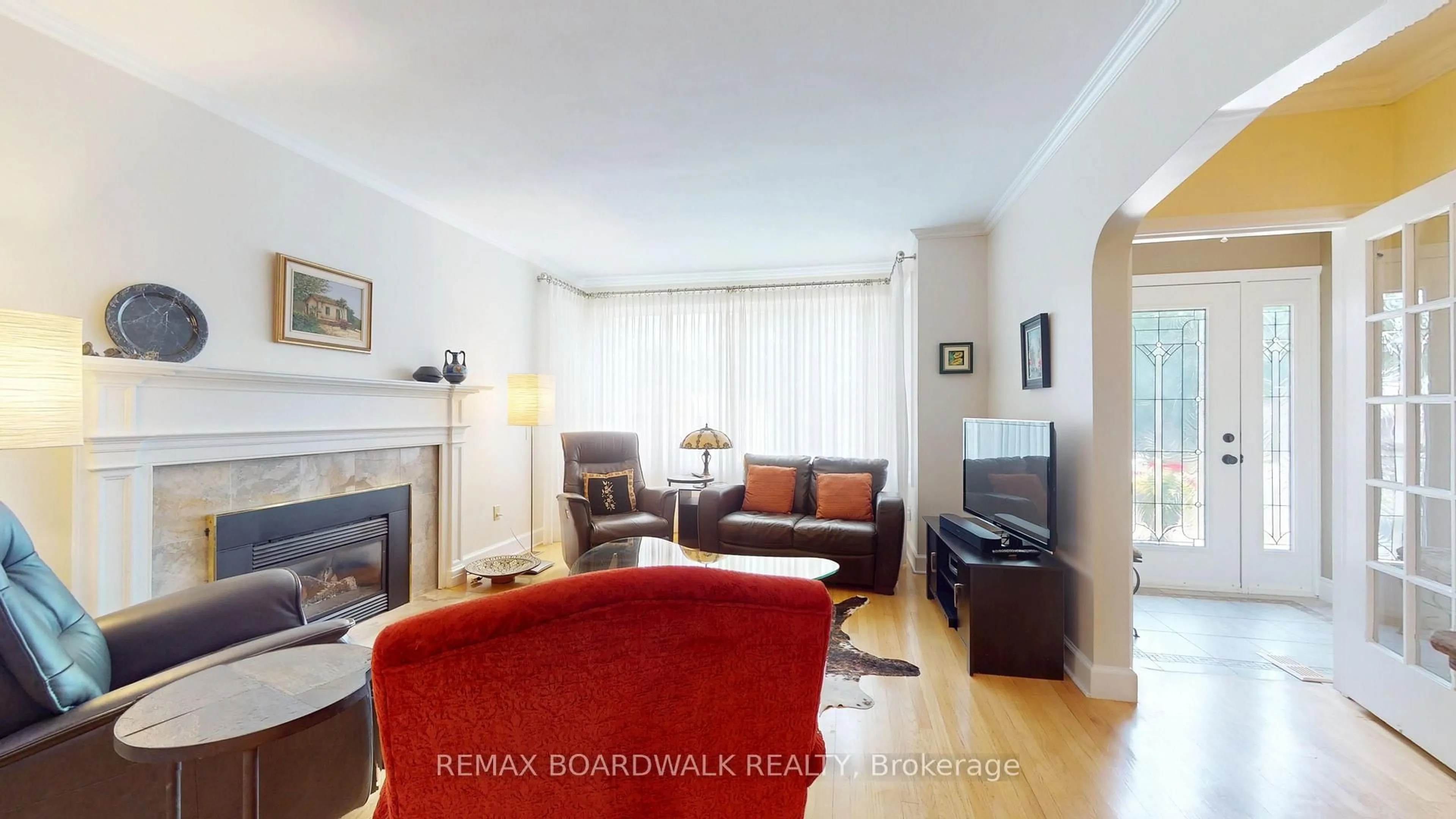 Living room with furniture, wood/laminate floor for 148 James St, Brockville Ontario K6V 1L2