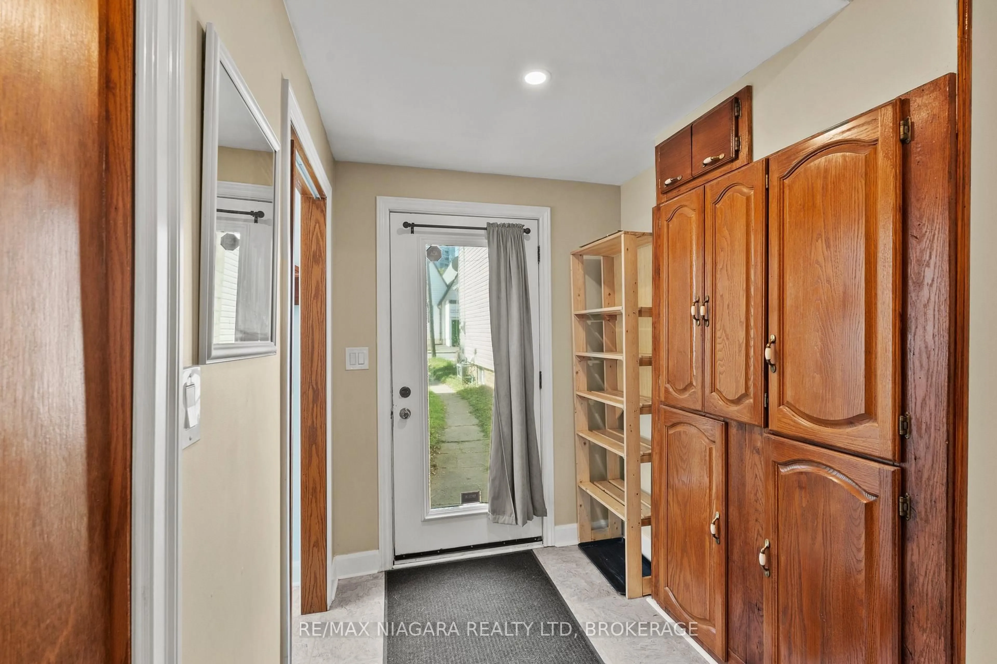 Indoor entryway for 4691 Morrison St, Niagara Falls Ontario L2E 2C1