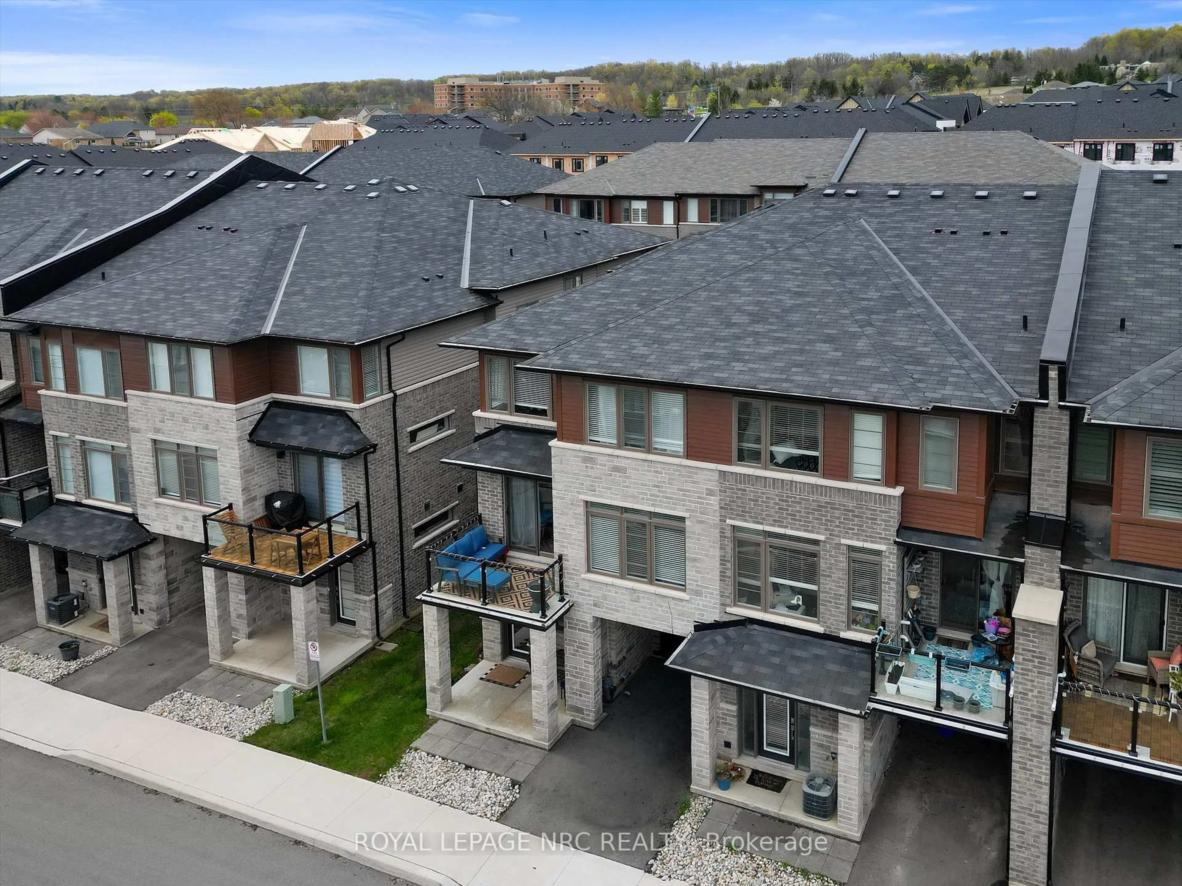 A pic from outside/outdoor area/front of a property/back of a property/a pic from drone, unknown for 5000 Connor Dr #17, Lincoln Ontario L3J 0T4