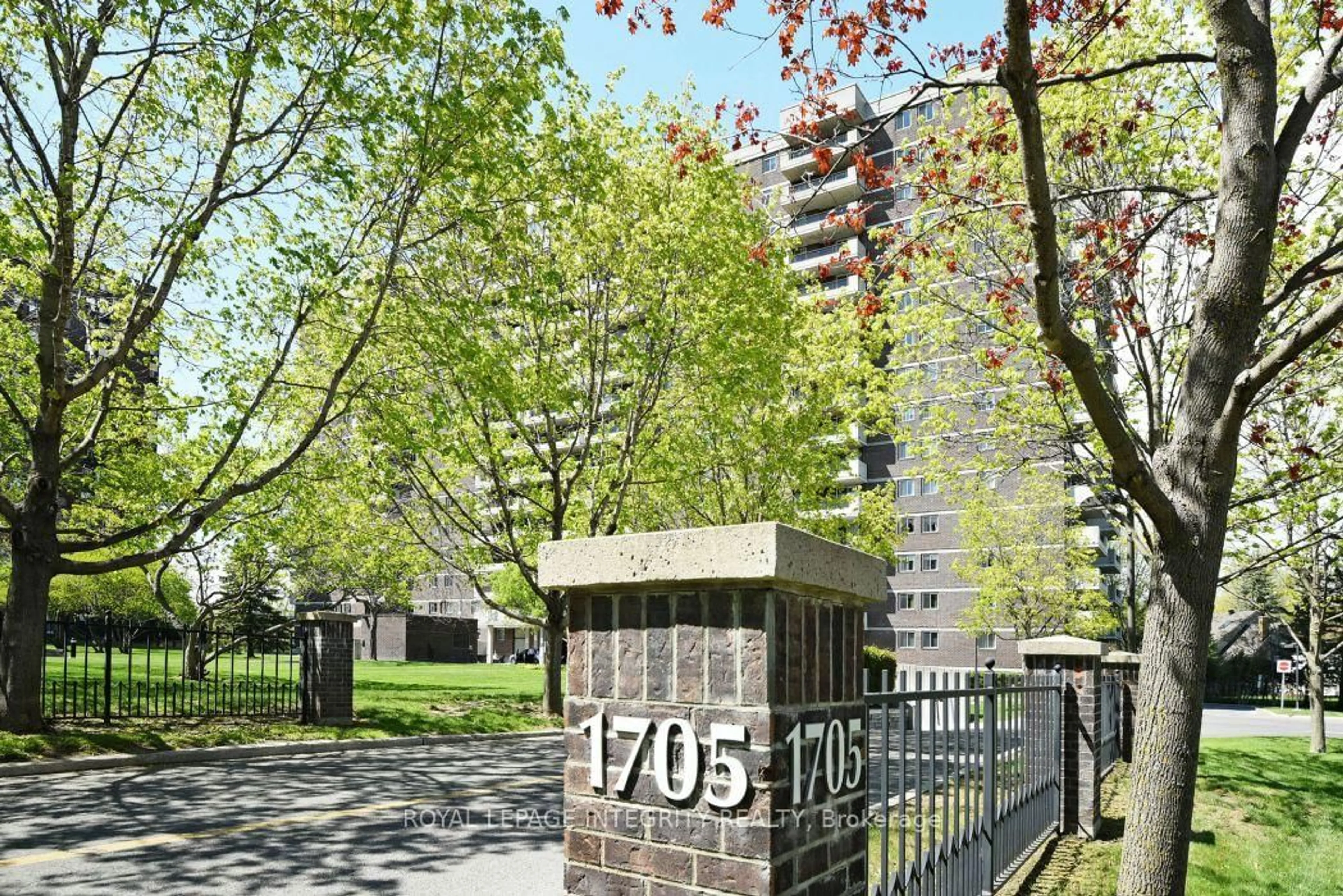 Patio, street for 1705 Playfair Dr #810, Ottawa Ontario K1H 8P6