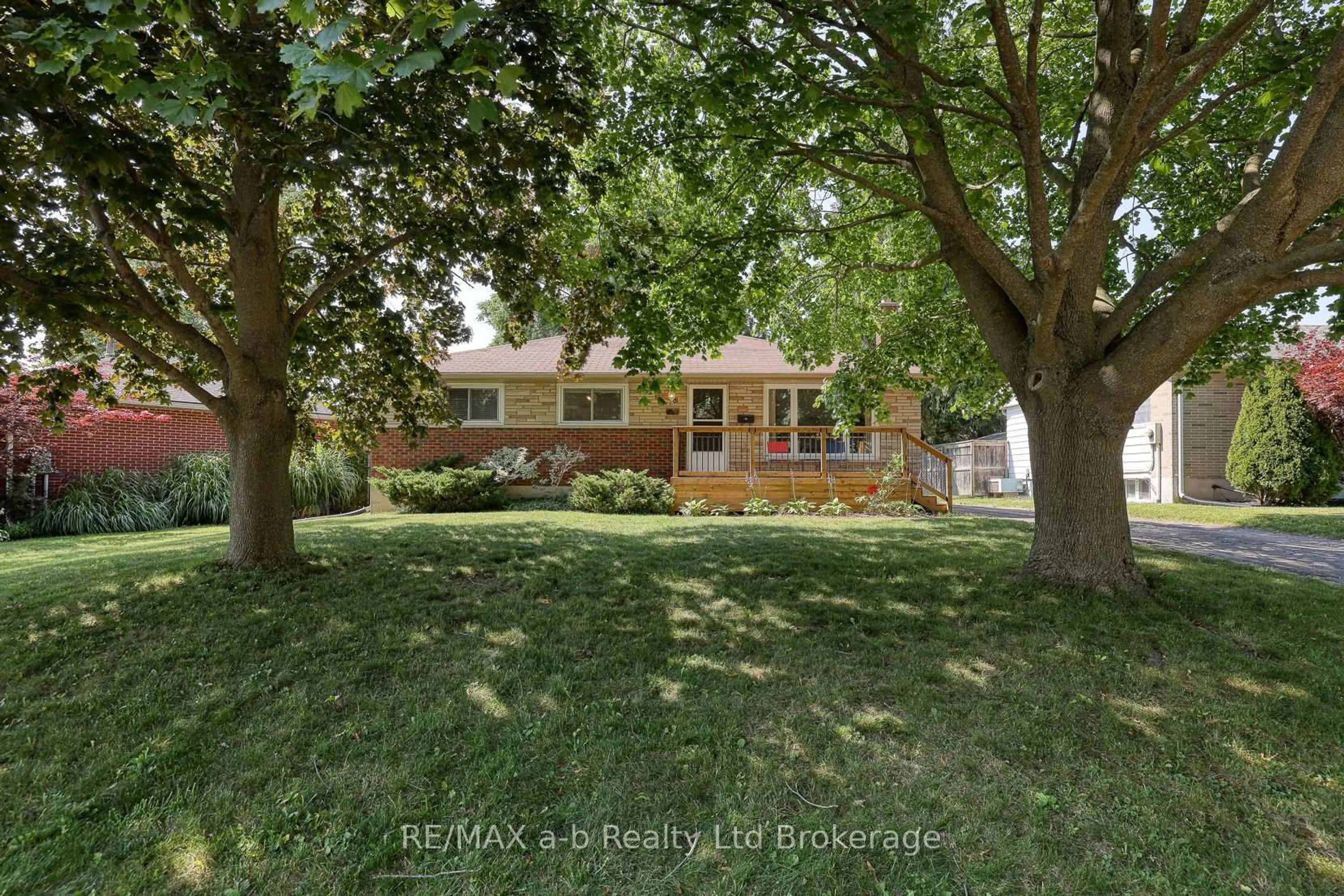 A pic from outside/outdoor area/front of a property/back of a property/a pic from drone, street for 18 Chisholm Dr, Ingersoll Ontario N5C 2C4