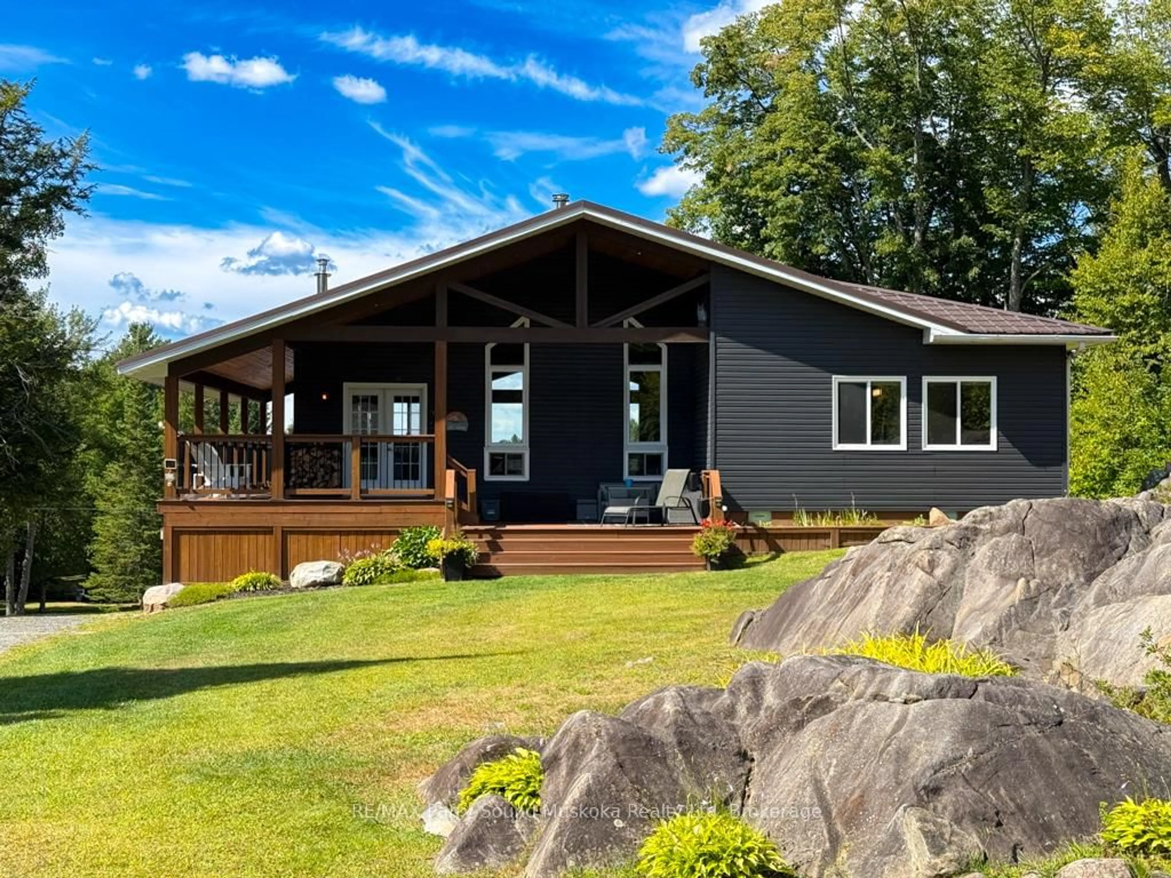 Home with vinyl exterior material, water/lake/river/ocean view for 127 BURNETTS Rd, McKellar Ontario P2A 0B5