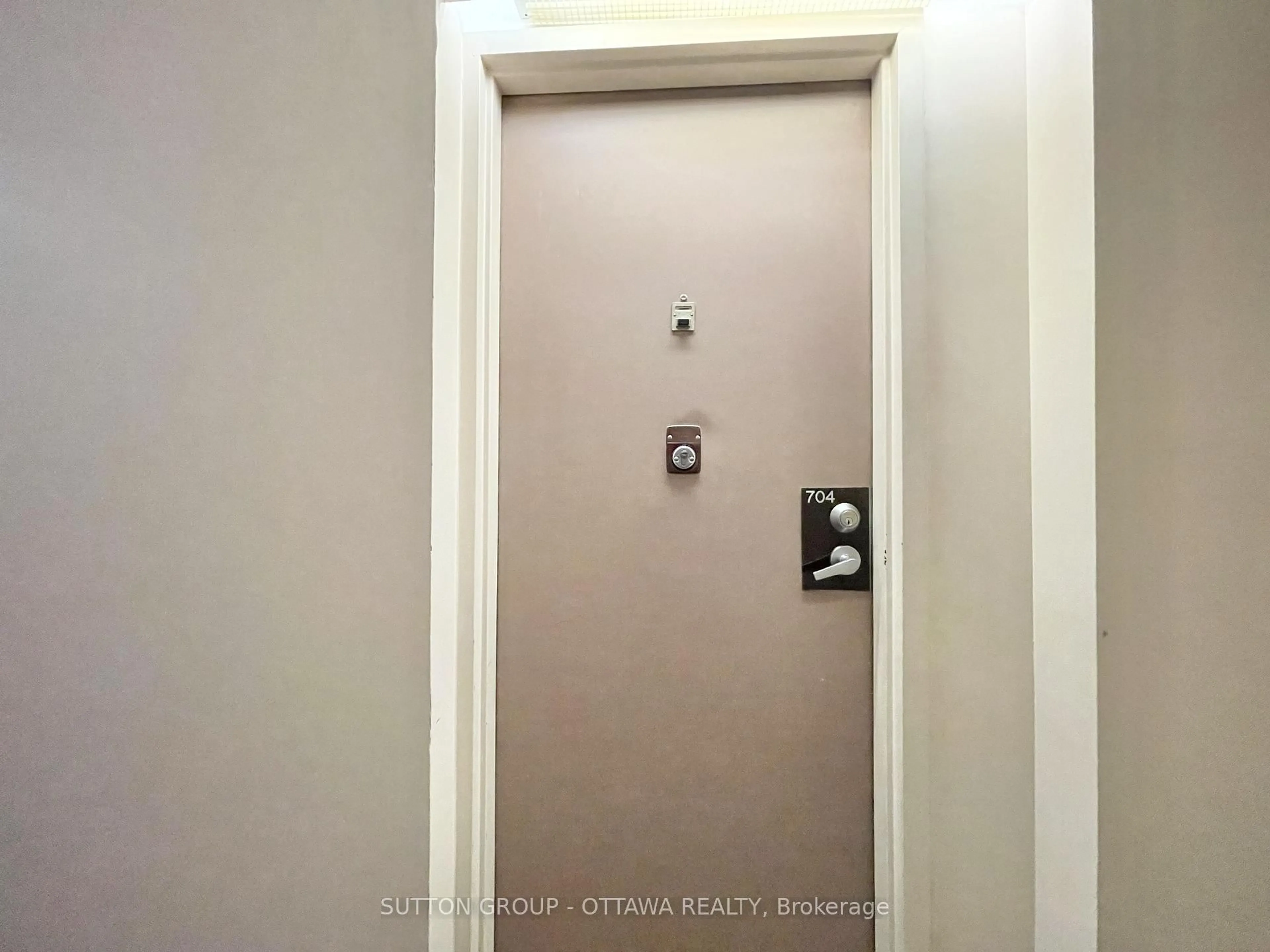 Indoor entryway for 900 Dynes Rd #704, Ottawa Ontario K2C 3L6