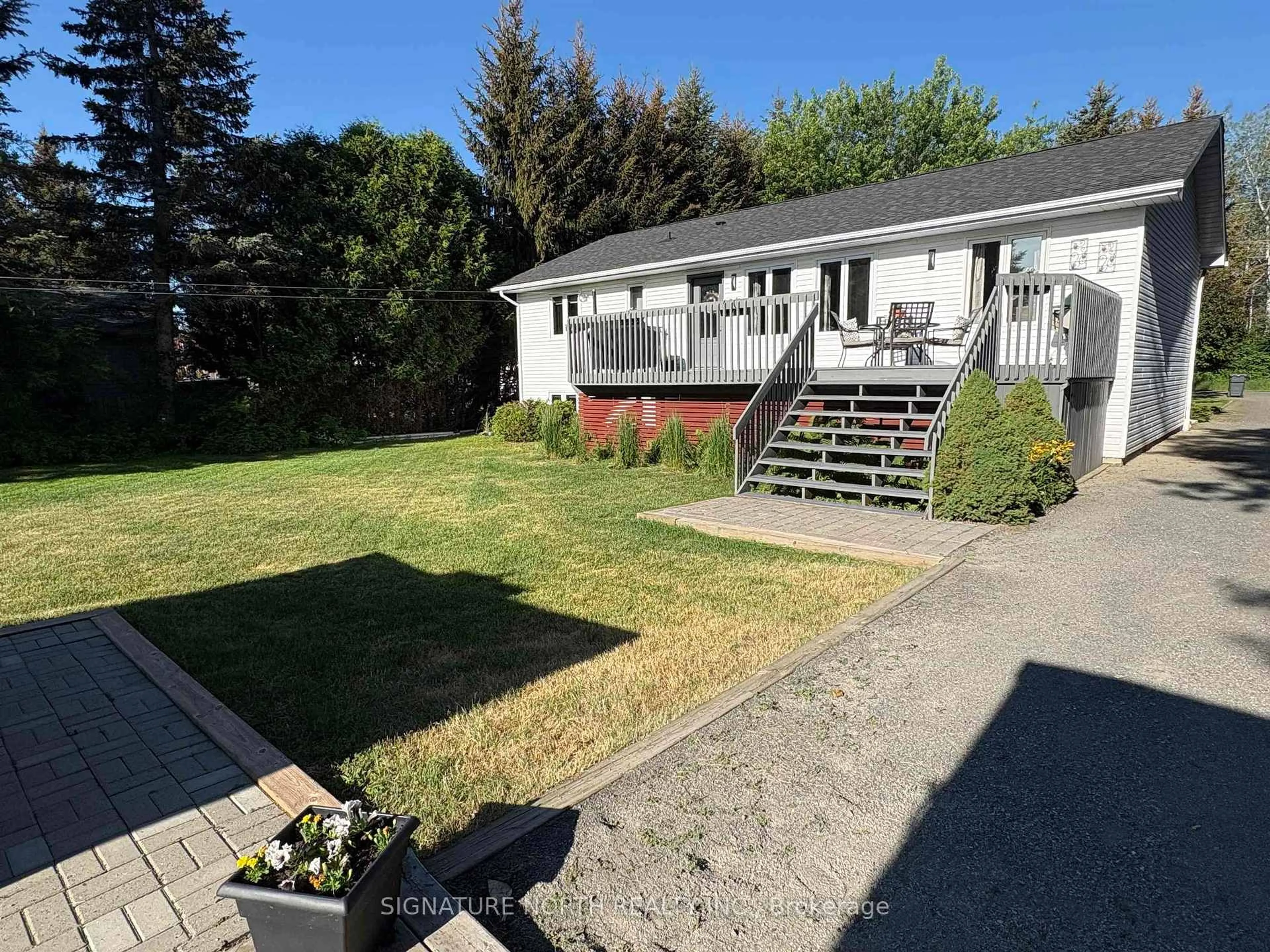 A pic from outside/outdoor area/front of a property/back of a property/a pic from drone, street for 3130 Fairview Ave, Thunder Bay Ontario P7K 1E5