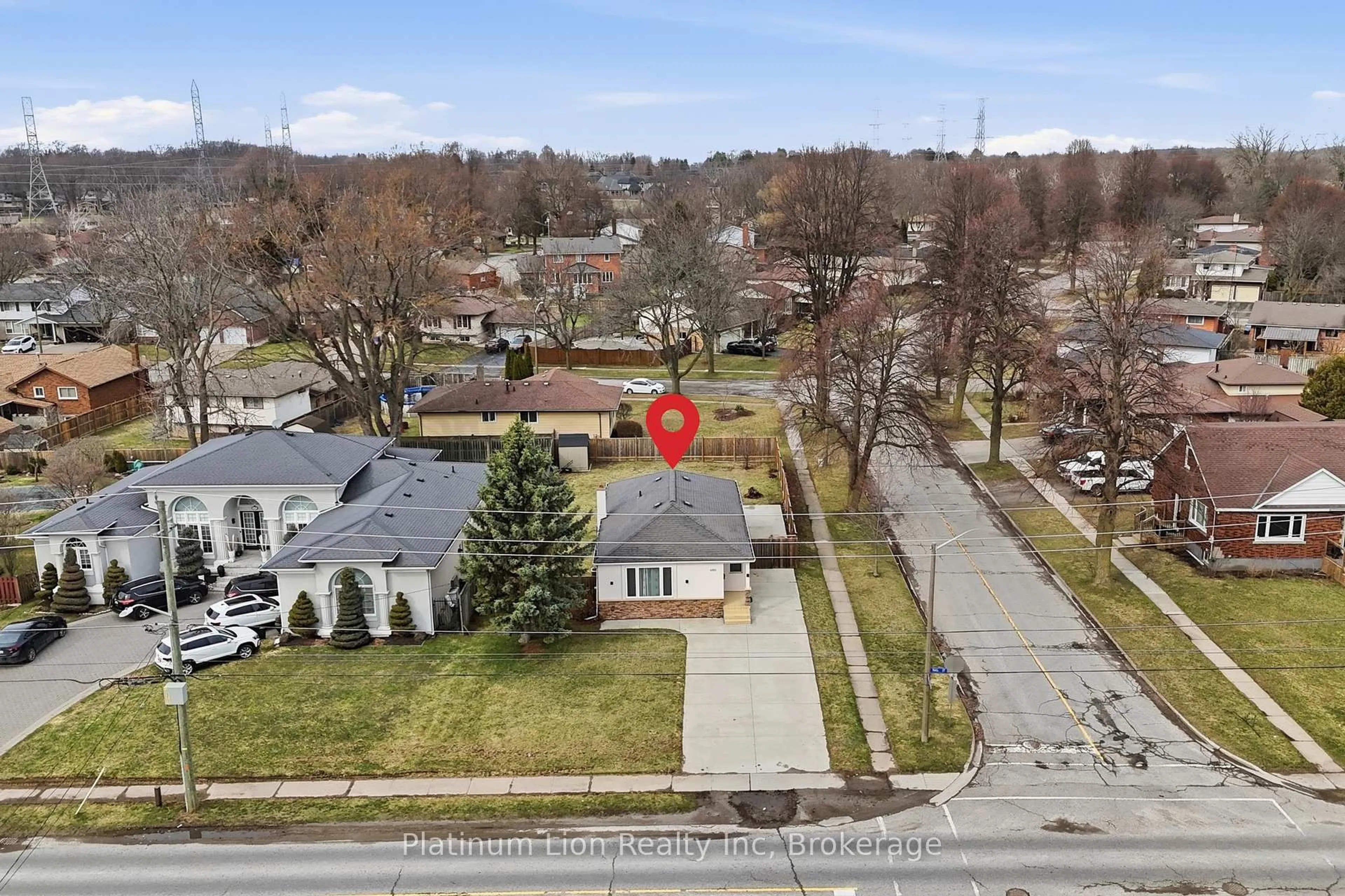 A pic from outside/outdoor area/front of a property/back of a property/a pic from drone, street for 6581 Riall St, Niagara Falls Ontario L2J 1Z4