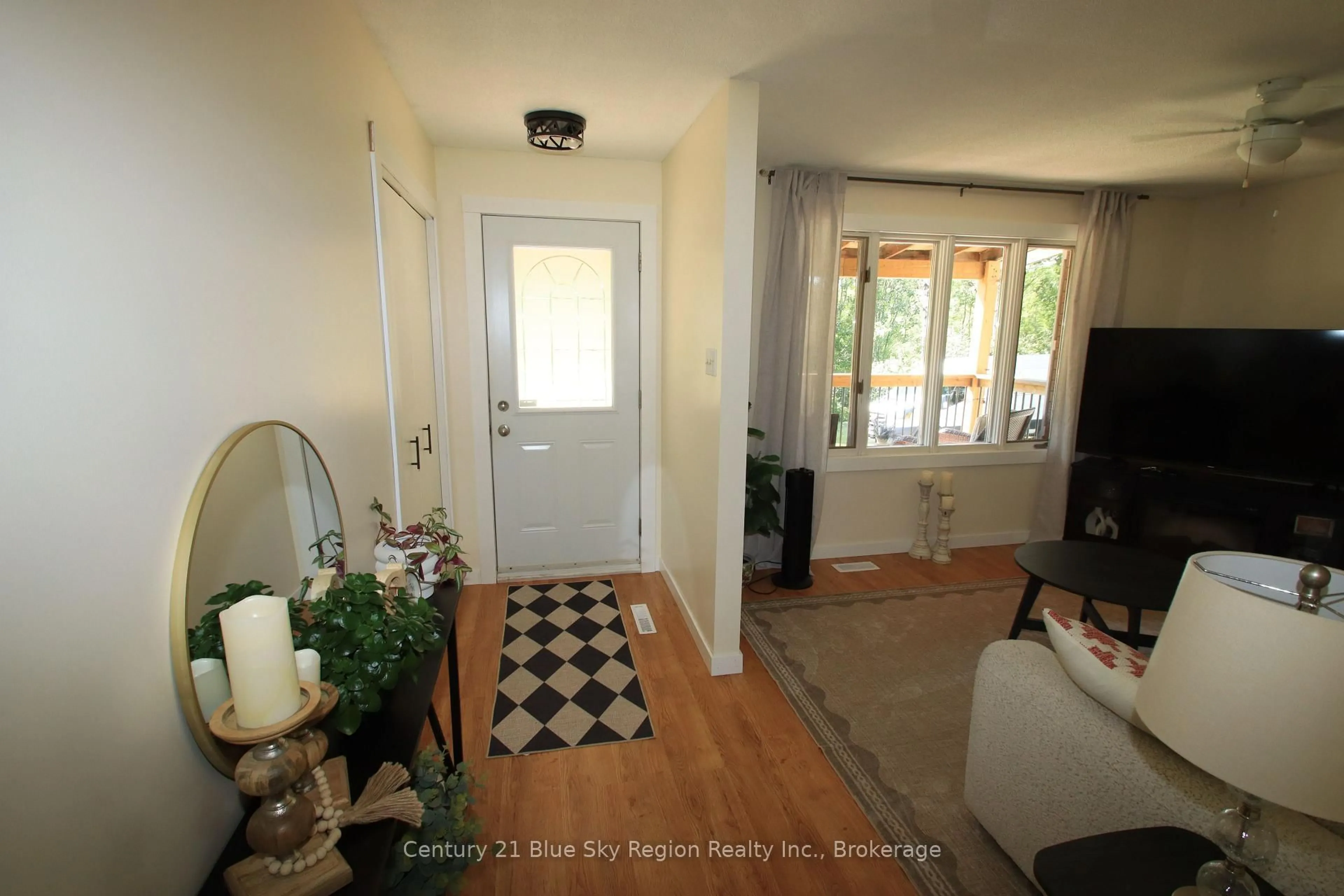 Indoor entryway for 68 Mountain View Rd, Unorganized Townships Ontario P0H 2A0