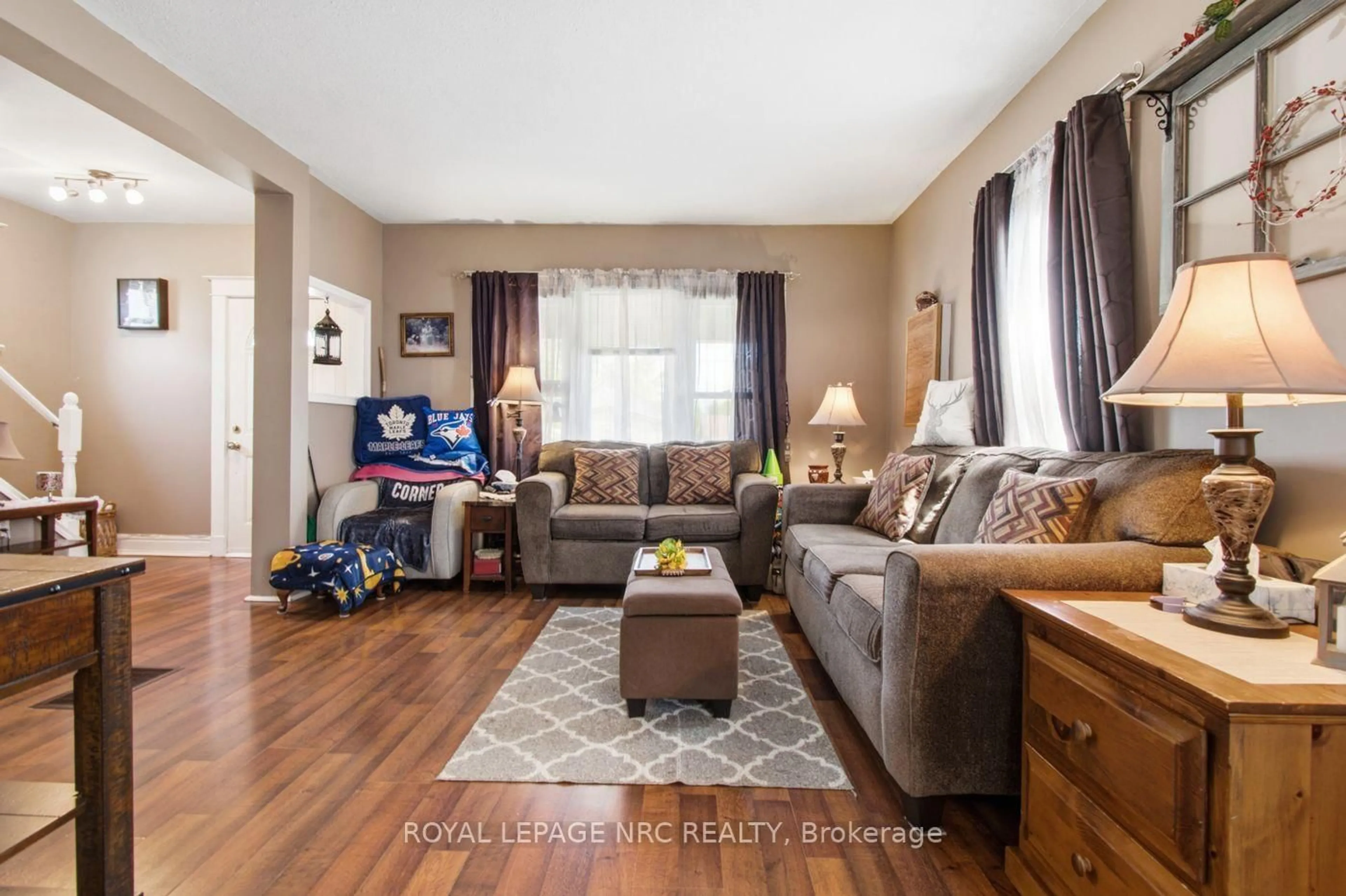 Living room with furniture, wood/laminate floor for 267 Killaly St, Port Colborne Ontario L3K 1P2