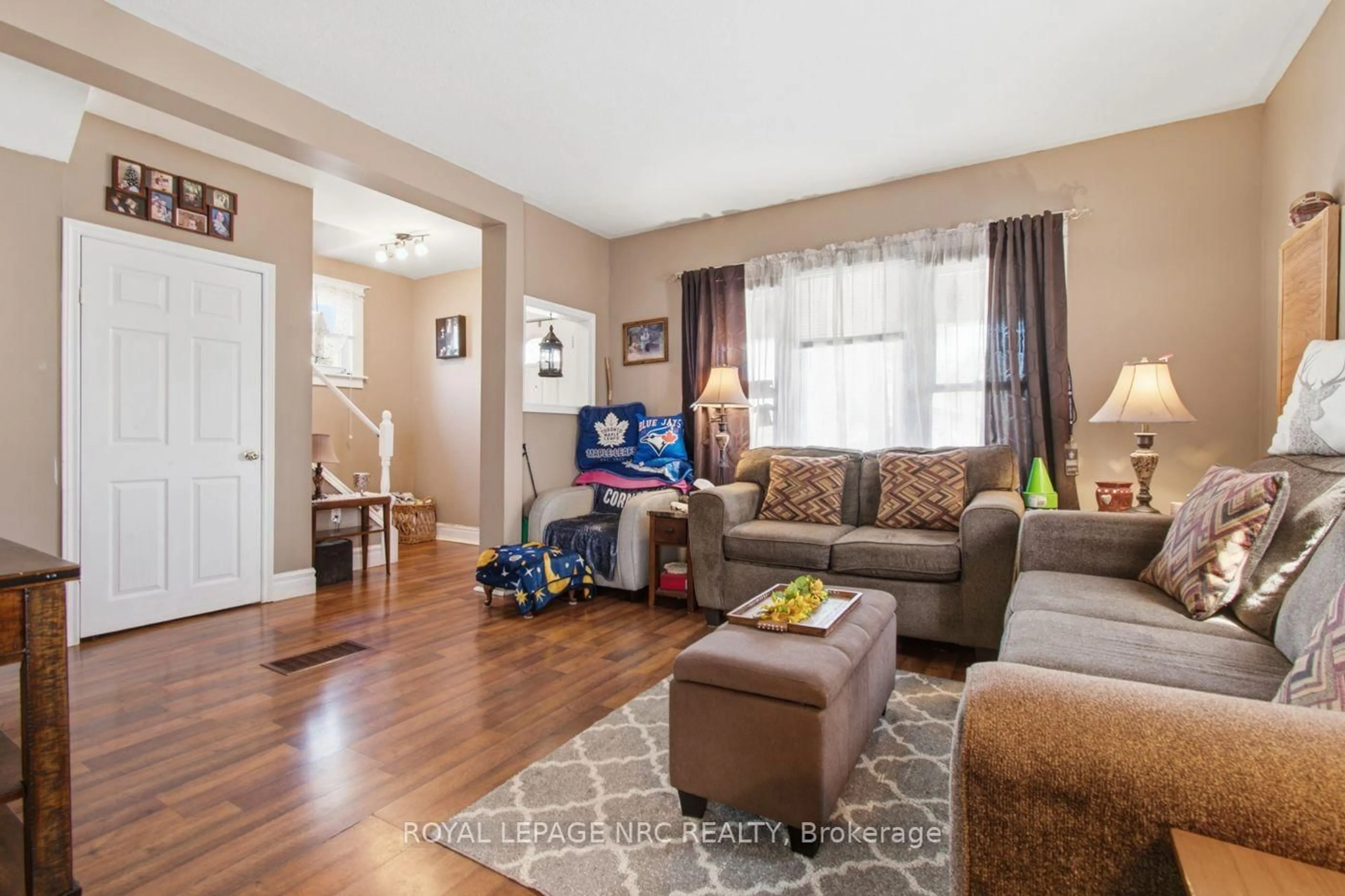 Living room with furniture, wood/laminate floor for 267 Killaly St, Port Colborne Ontario L3K 1P2