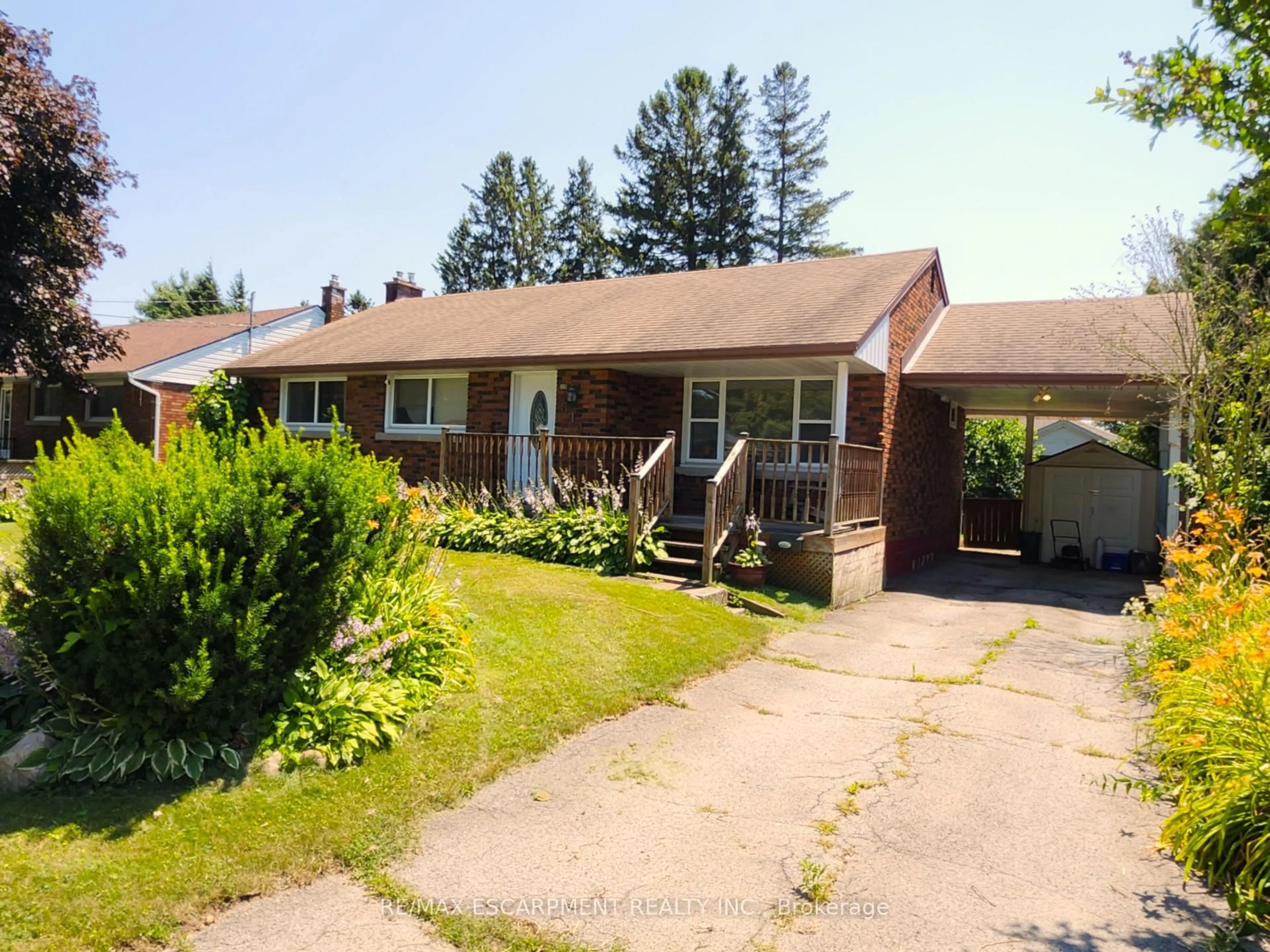 A pic from outside/outdoor area/front of a property/back of a property/a pic from drone, street for 6142 Scott St, Niagara Falls Ontario L2E 3B5
