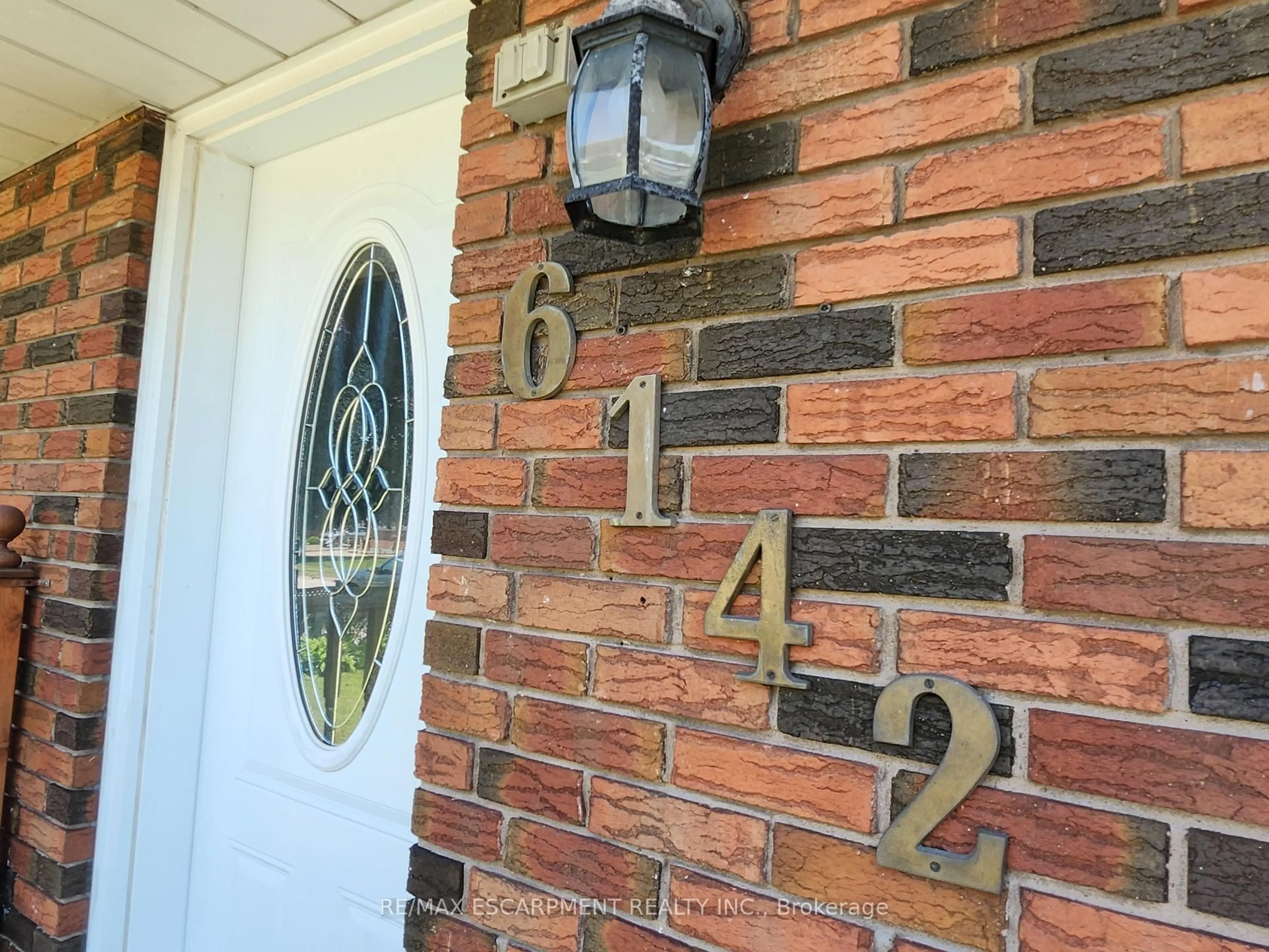 Indoor entryway for 6142 Scott St, Niagara Falls Ontario L2E 3B5