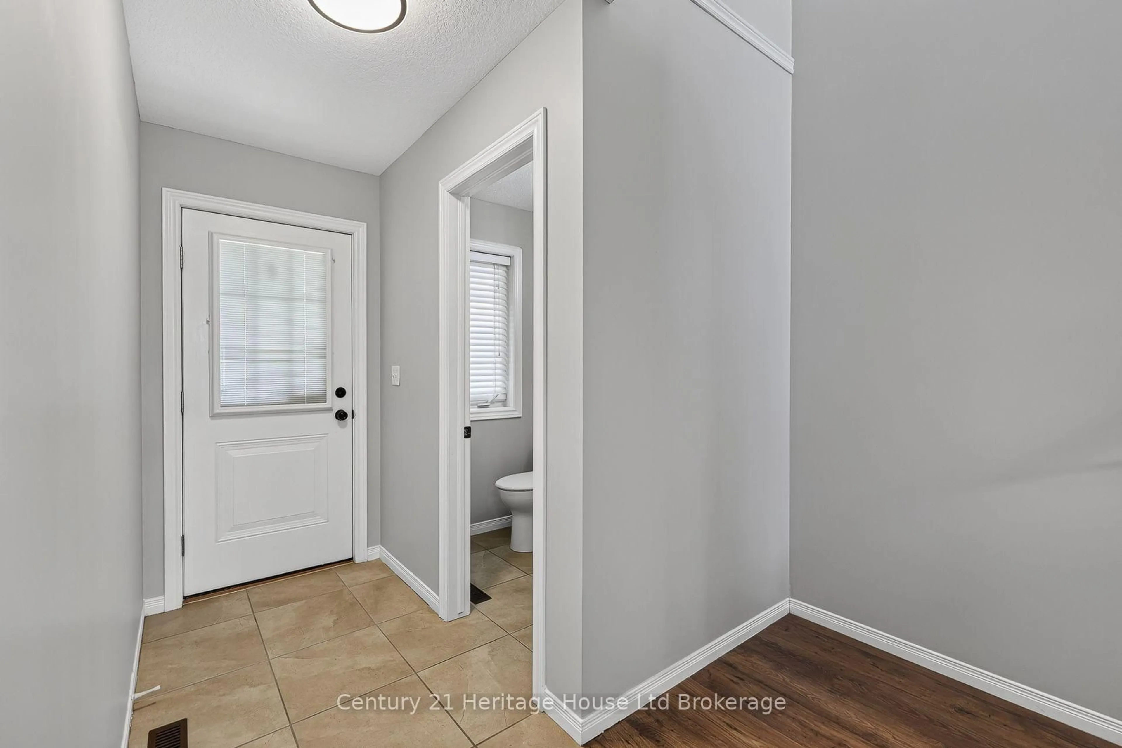 Indoor entryway for 734 Frontenac Cres, Woodstock Ontario N4V 0B1