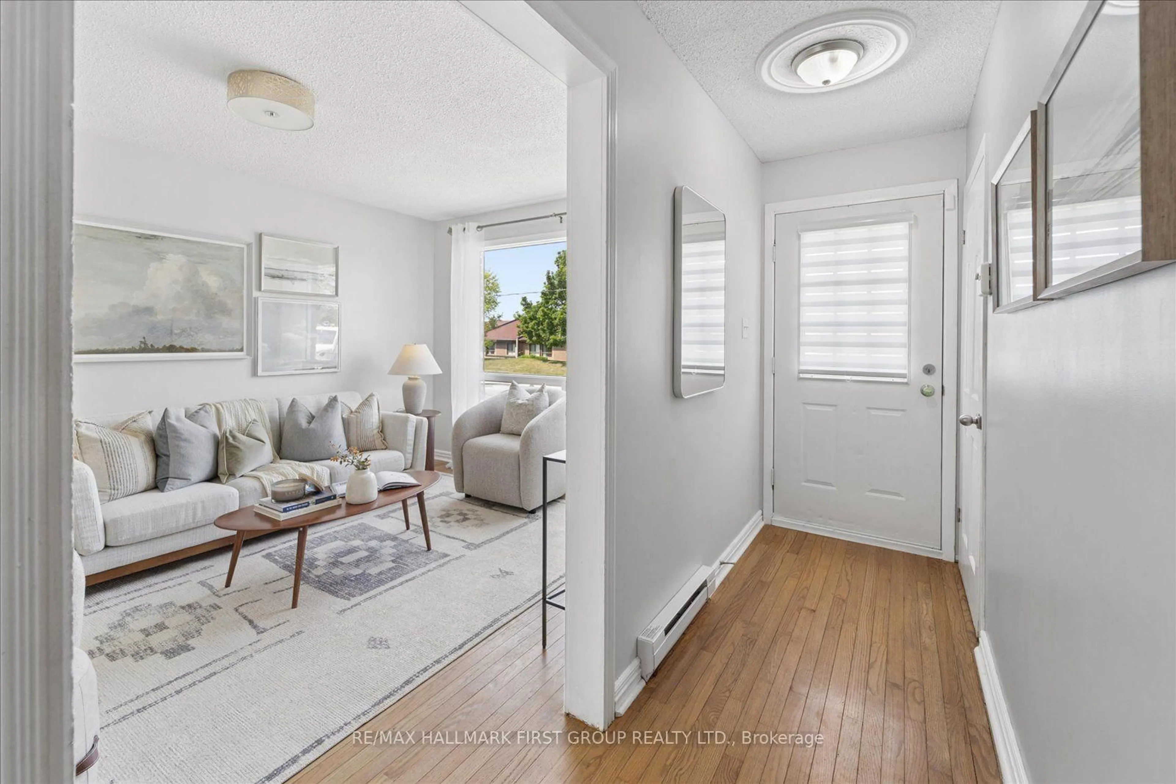 Indoor entryway for 231 Mary St, Kawartha Lakes Ontario K9V 5K6